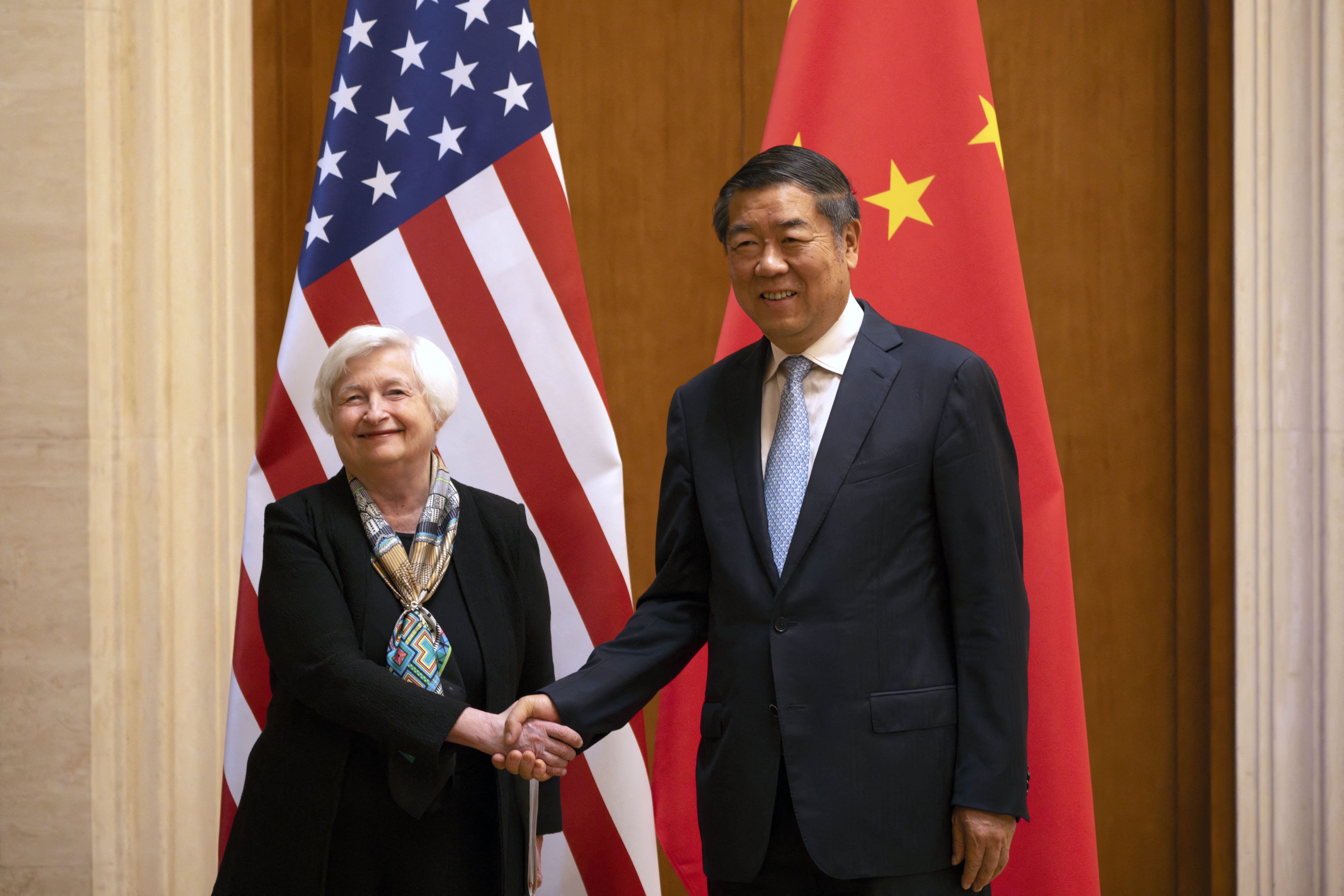 La secretaria del Tesoro de EE. UU., Janet Yellen (izquierda), le da la mano al viceprimer ministro chino, He Lifeng, durante una reunión en la Casa de Huéspedes Estatal Diaoyutai en Beijing el 8 de julio de 2023. (Foto de Mark Schiefelbein / POOL / AFP)