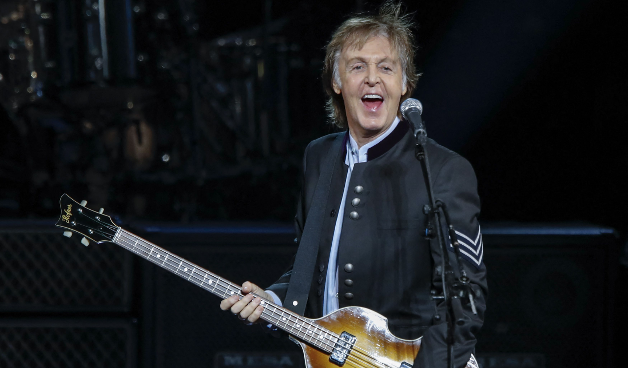 En esta foto de archivo tomada el 27 de julio de 2017, el músico británico Paul McCartney se presenta durante un concierto como parte de su gira One on One en el Hollywood Casino Amphitheatre en Tinley Park, Illinois.