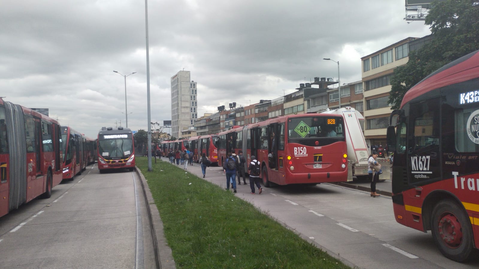 Los bloqueos se presentan en varias zonas de la ciudad.