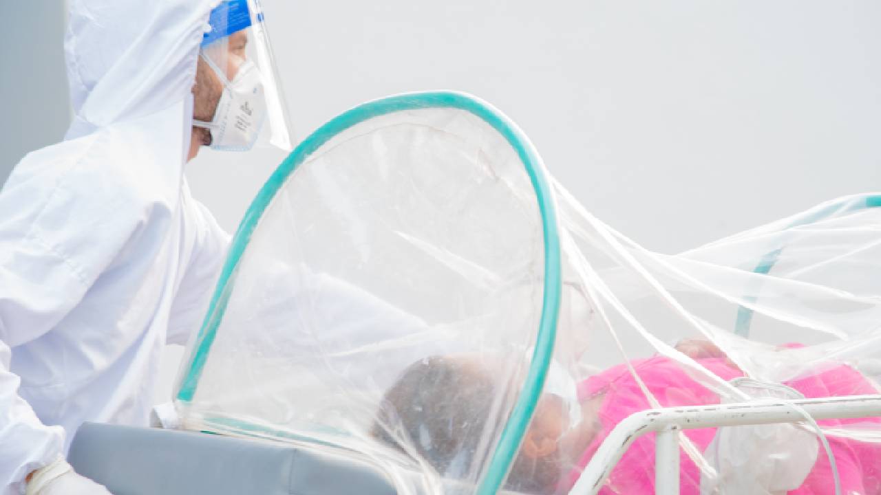 Reino Unido llamó a países del G7 a reunión de emergencia para hablar sobre variante ómicron