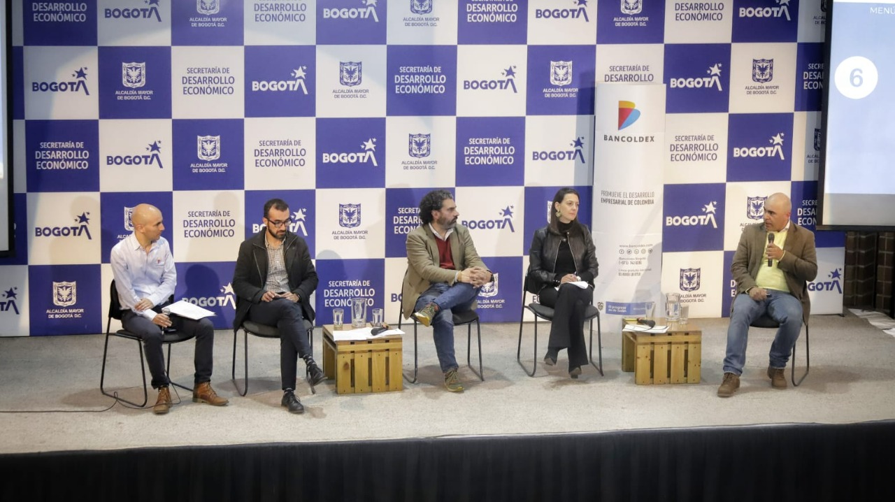 Durante un Facebook Live se presentó la línea de microcrédito Bogotá Produce. De izquierda a derecha: Carlos Torres, de Báncoldex; William García Machado, director de Desarrollo Empresarial y Empleo de la Secretaría de Desarrollo Económico; Sebastián Marulanda, subsecretario de Desarrollo Económico; María José Naranjo, vicepresidenta de Estrategia Corporativa de Bancóldex y Germán Mendivelso, líder de Proyecto Camino a la Inclusión Financiera de Asomicrofinanzas.