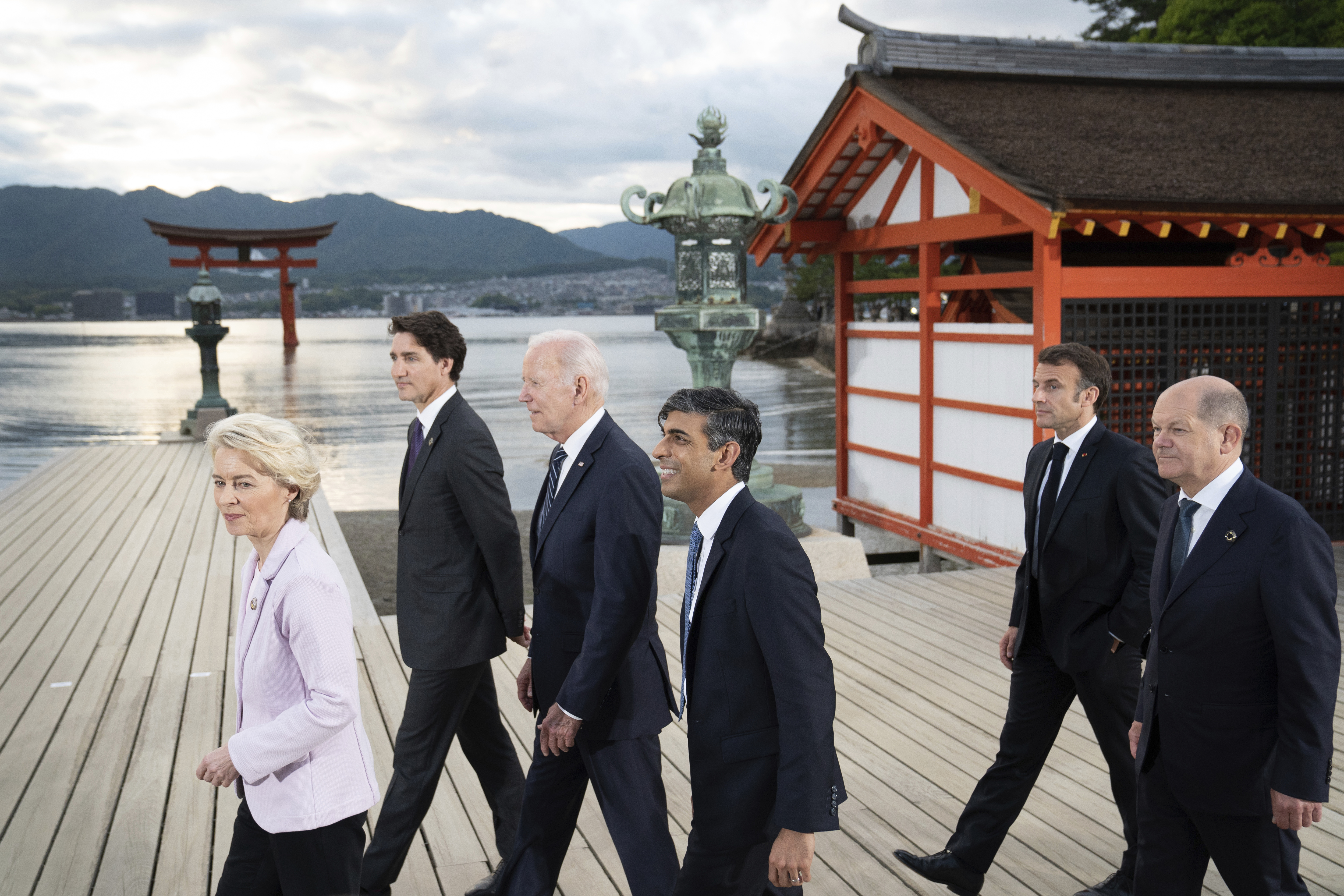 Desde la izquierda, la presidenta de la Comisión Europea, Ursula von der Leyen, el primer ministro de Canadá, Justin Trudeau, el presidente de EE. Japón, viernes 19 de mayo de 2023. (Stefan Rousseau/Pool Photo via AP)
