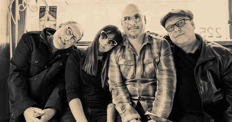 David Lovering, Paz Lechantin, Joey Santiago y Black Francis.