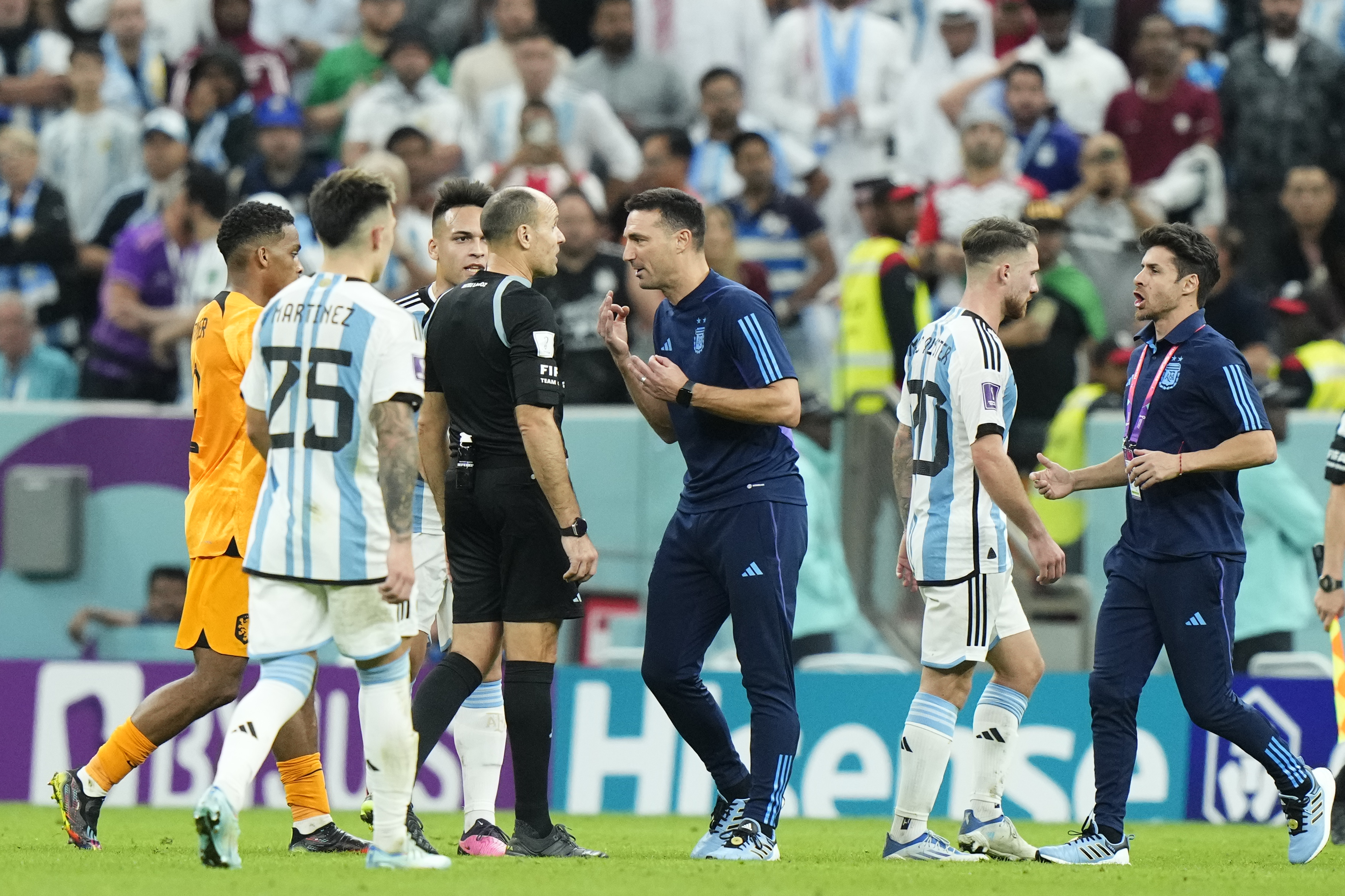 templado Cariñoso equivocado Impresentable; Mateu Lahoz y las tarjetas rojas que no sacó en el triunfo  de Argentina sobre Países Bajos en el Mundial