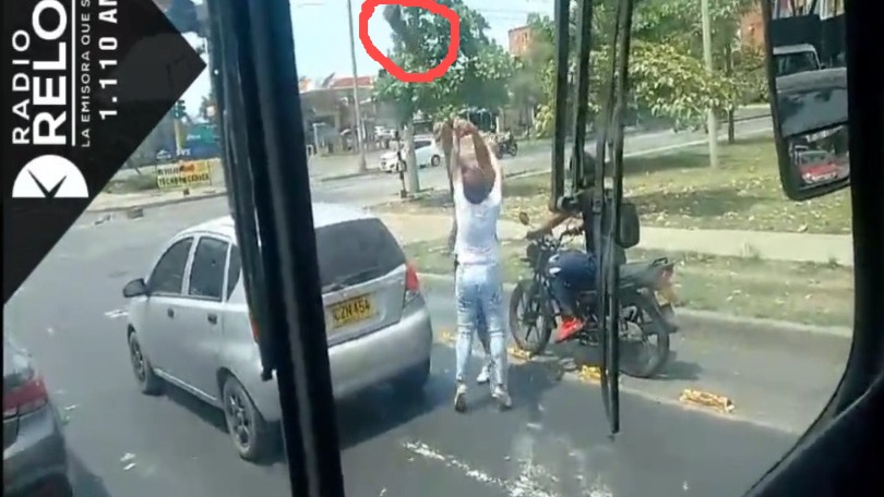 Un hombre atacó con una tabla un MIO.