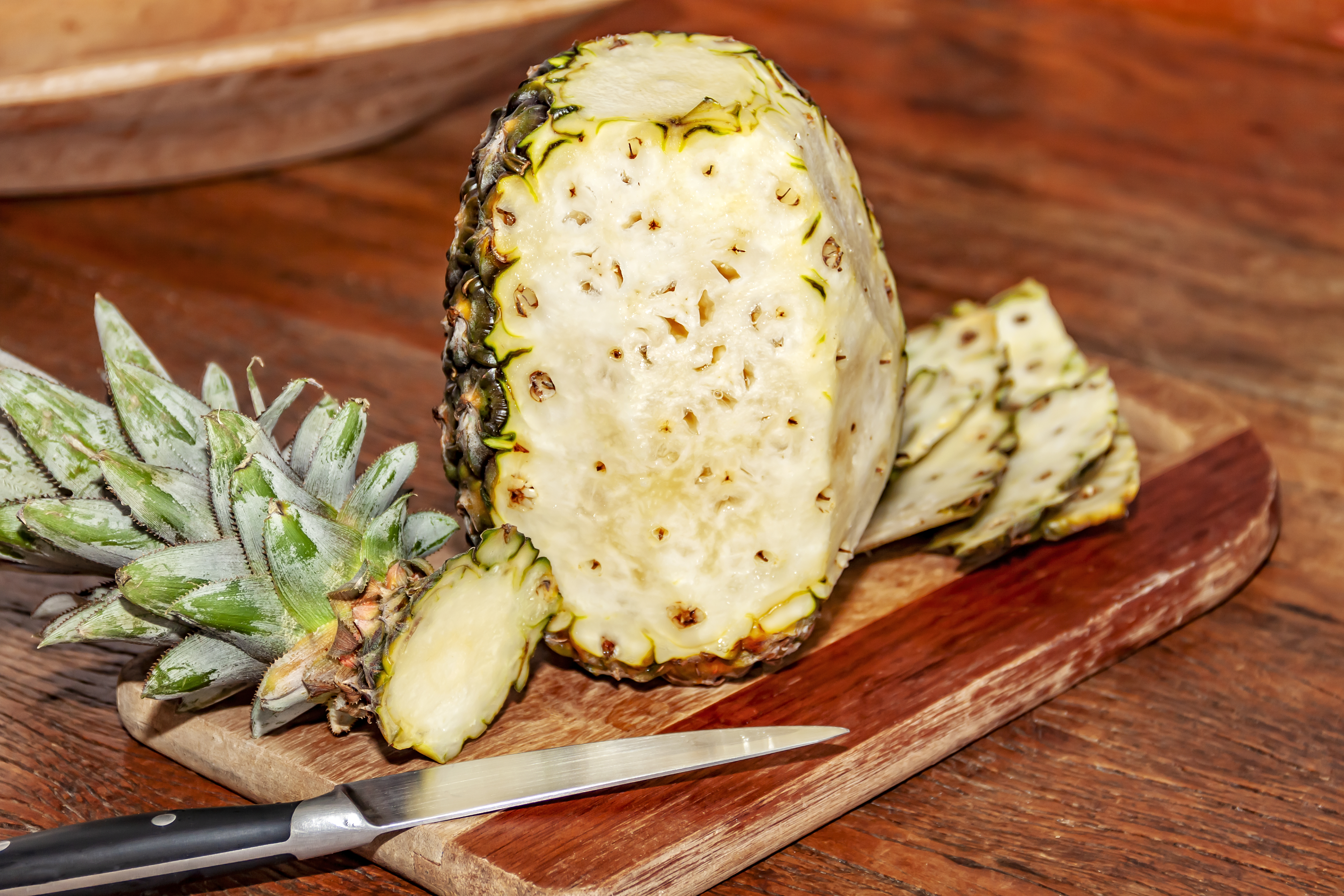 La piña está compuesta de vitamina C.