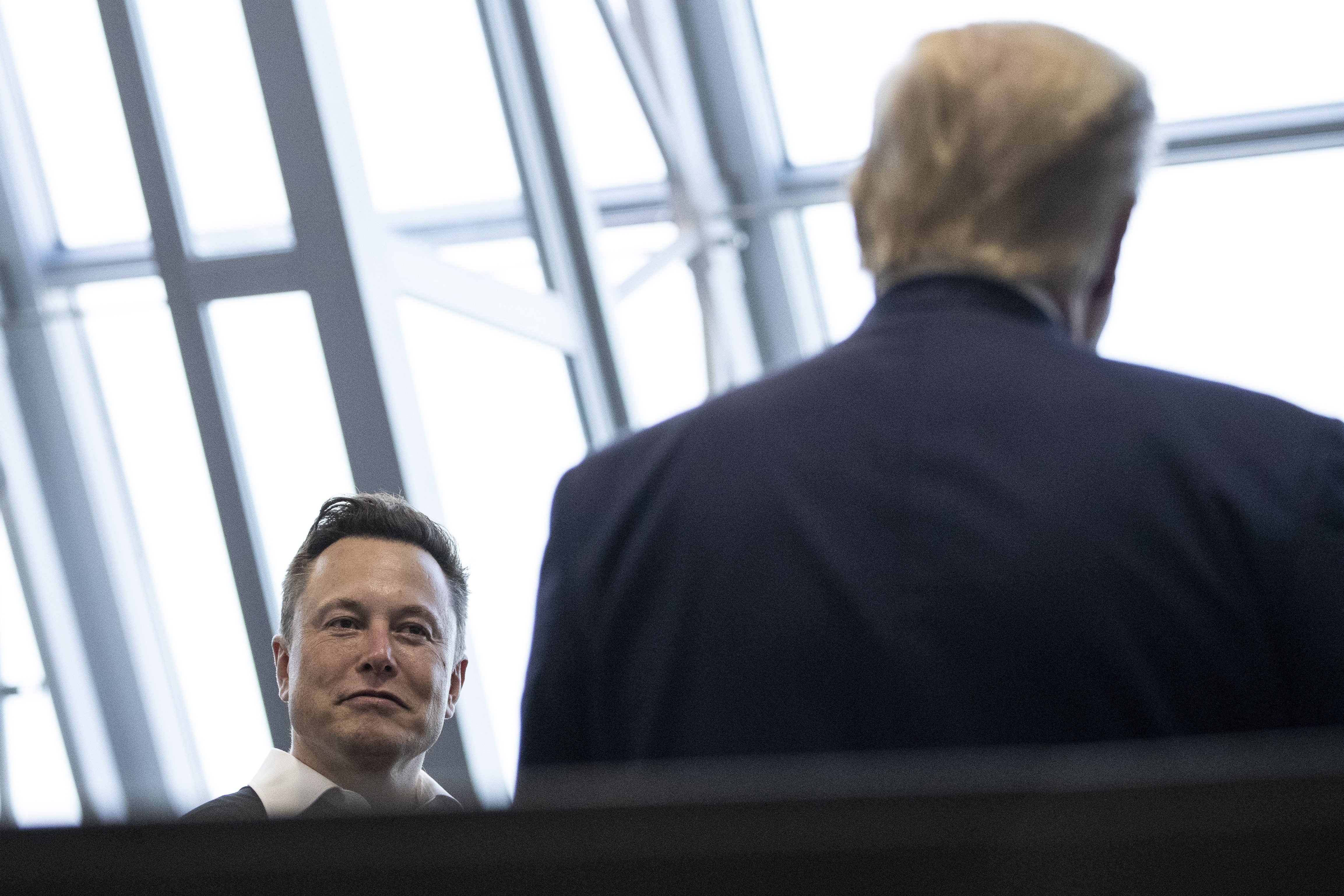El director ejecutivo de Tesla y SpaceX, Elon Musk, habla con el presidente Donald Trump, el 30 de mayo de 2020, en Cabo Cañaveral, Florida (Foto AP/Alex Brandon, Archivo)