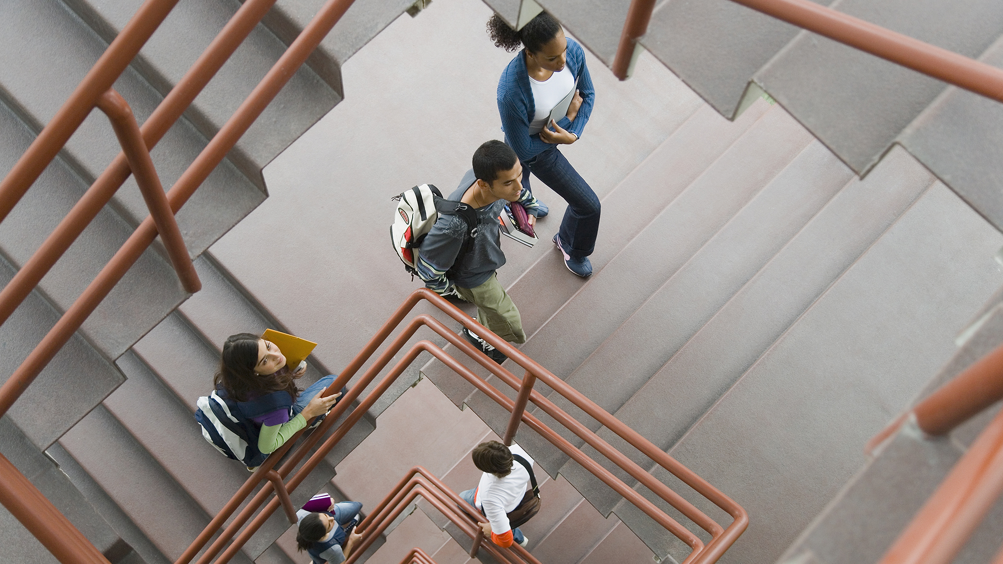 estudiantes, ambulante, arriba, escalera, vista elevada