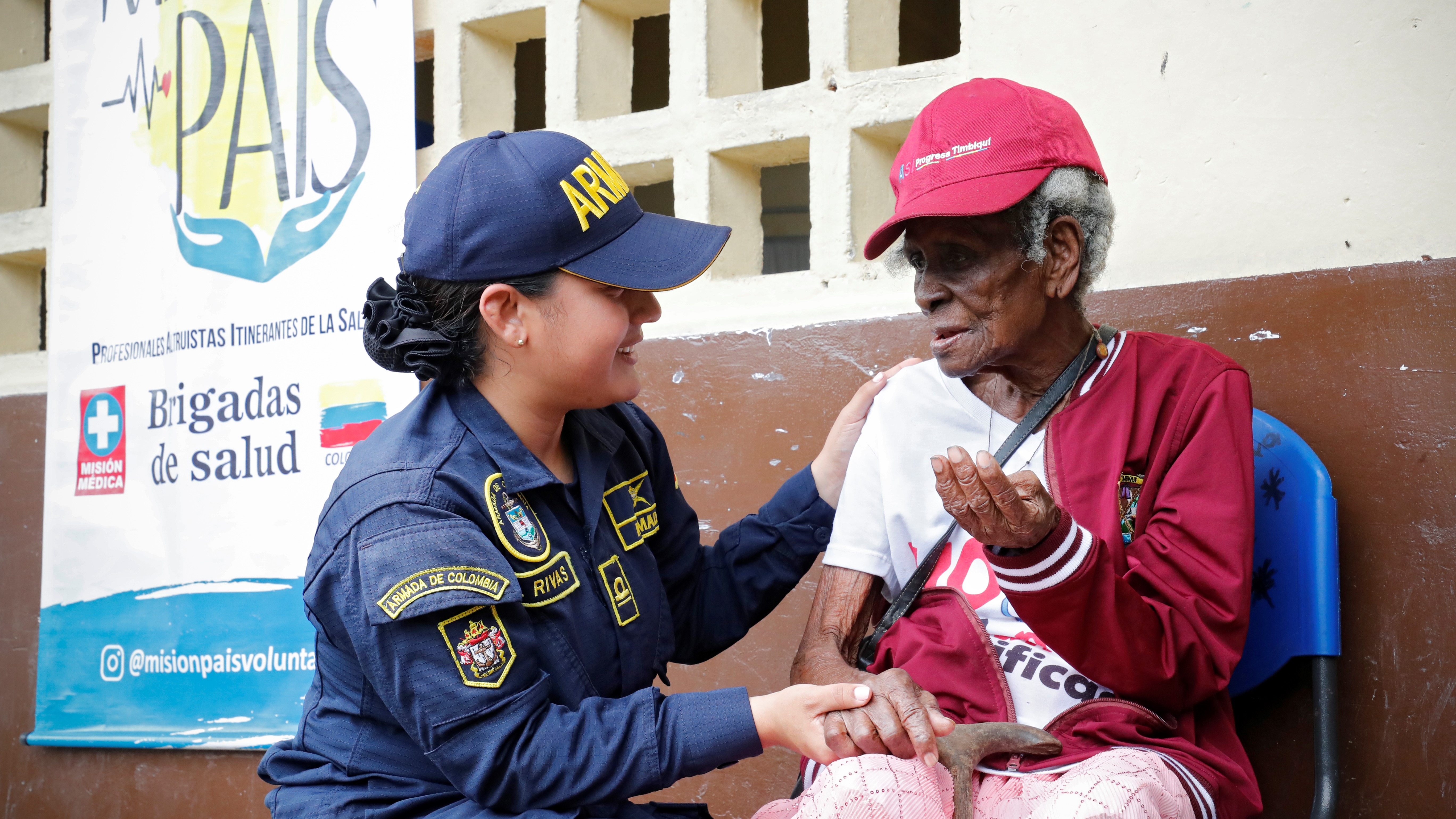 En zonas alejadas, son pocas las ocasiones que acceden a servicios formales en salud y cuando lo hacen es por medio de ambulancias aéreas, brigadas o del personal del Ejército.