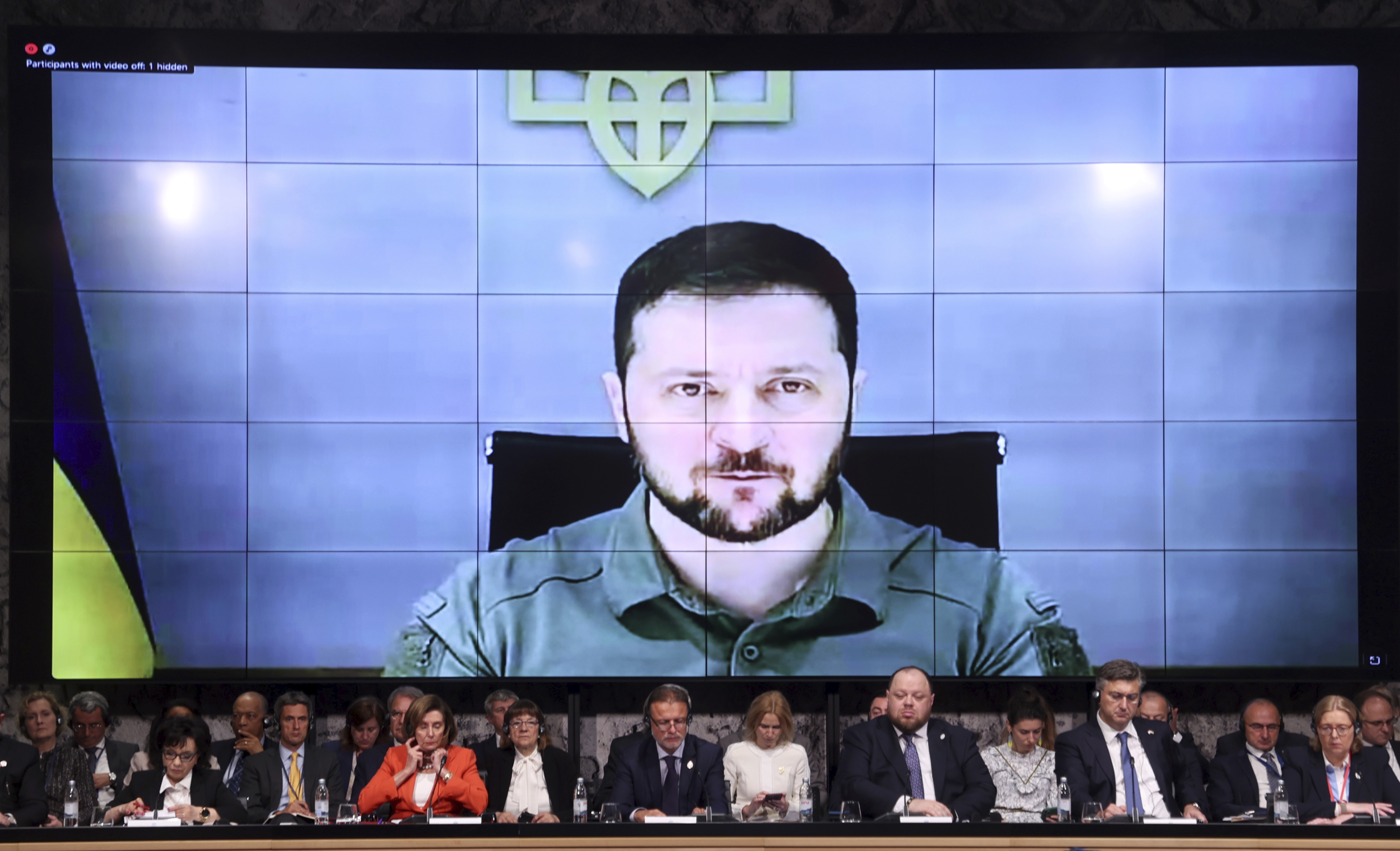 El presidente de Ucrania, Volodímir Zelenski, aparece en la pantalla para hablar durante la Primera Cumbre Parlamentaria de la Plataforma Internacional de Crimea en Zagreb, Croacia, el martes 25 de octubre de 2022. (Damir Sencar/Pool via AP).