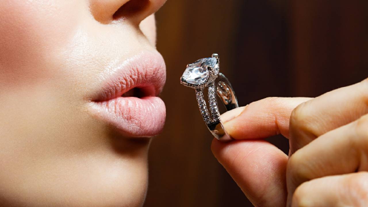 Mujer empeñó anillo de matrimonio que le su expareja y él la