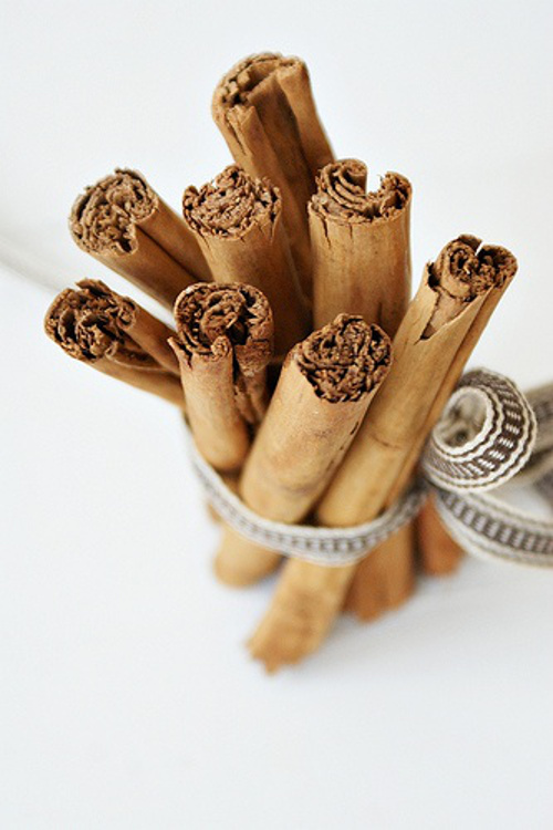 La canela es antimicrobiana, así que puedes utilizarla para evitar y tratar el acné. Mezcla 4 cucharaditas de miel, una de canela hasta obtener una pasta homogénea. Aplícala sobre la cara y déjala actuar entre 15 y 30 minutos. Enjuaga con agua fría e hidrata con acetato de aluminio. ©Pinterest