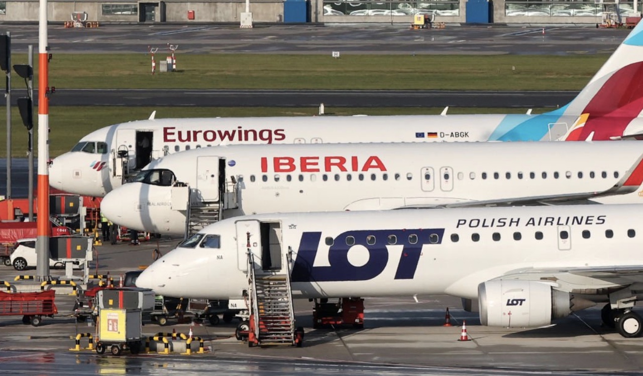 Varios aviones debieron sacar a los pasajeros en plena pista de aterrizaje