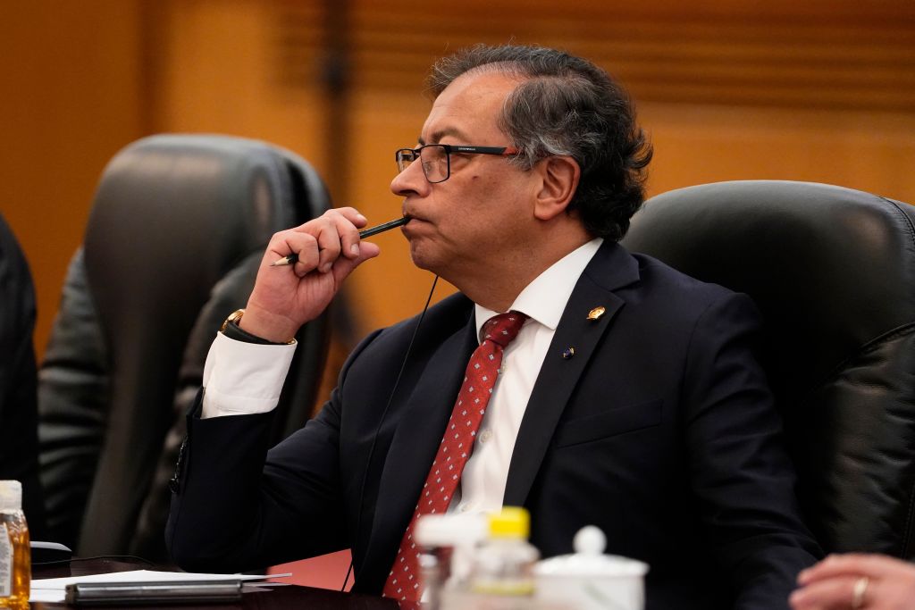 El presidente colombiano Gustavo Petro asiste a una reunión con el presidente chino Xi Jinping (no en la foto) en el Gran Salón del Pueblo el 25 de octubre de 2023 en Beijing, China. (Foto de Ken Ishii - Pool/Getty Images)