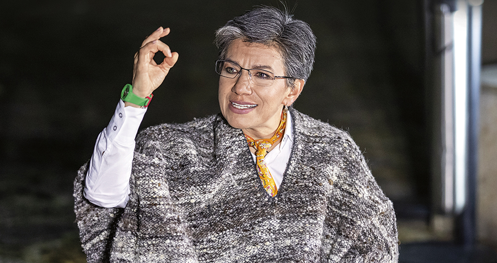  La aprobación a la gestión de Claudia Lopez cayó del 89 por ciento en abril de 2020 al 50 por ciento en junio de este año; es decir, una bajada de 39 puntos porcentuales, según Invamer. La desaprobación aumentó del 9 al 47 por ciento.