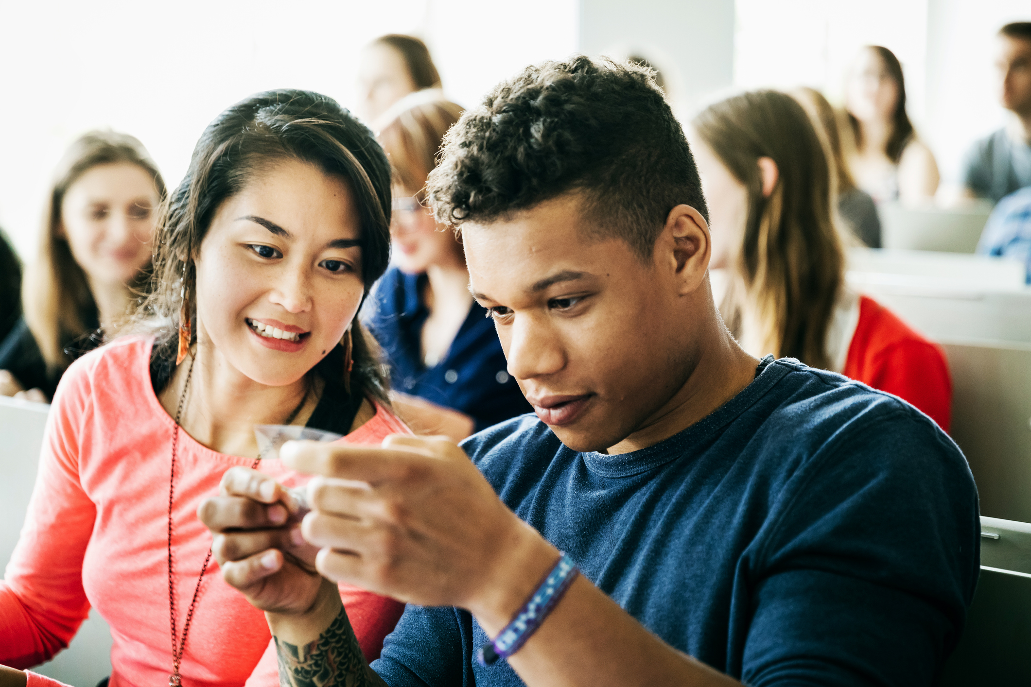 Portr una pulsera azul ayudaría a hacerle frente a las envidias.