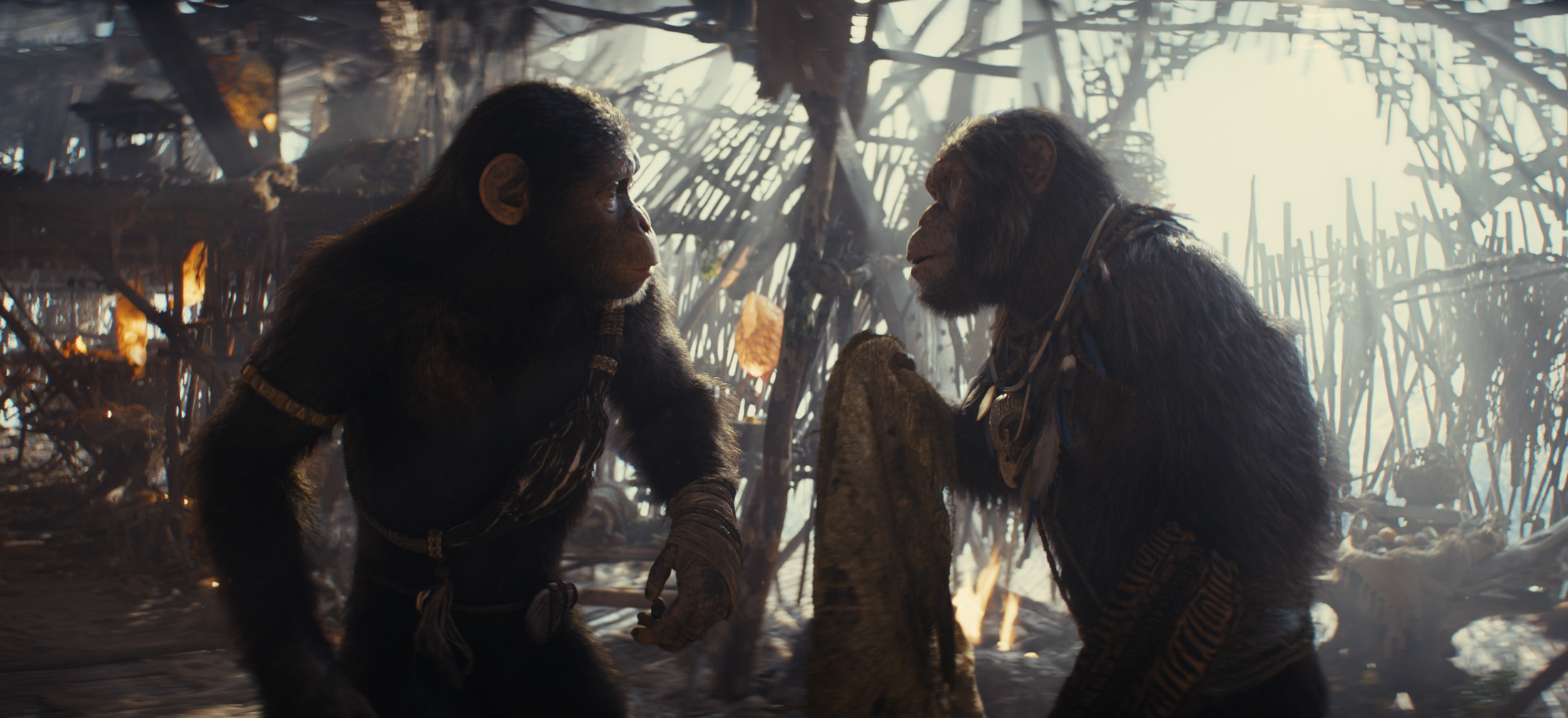 Noa y su padre Koro en KINGDOM OF THE PLANET OF THE APES.
