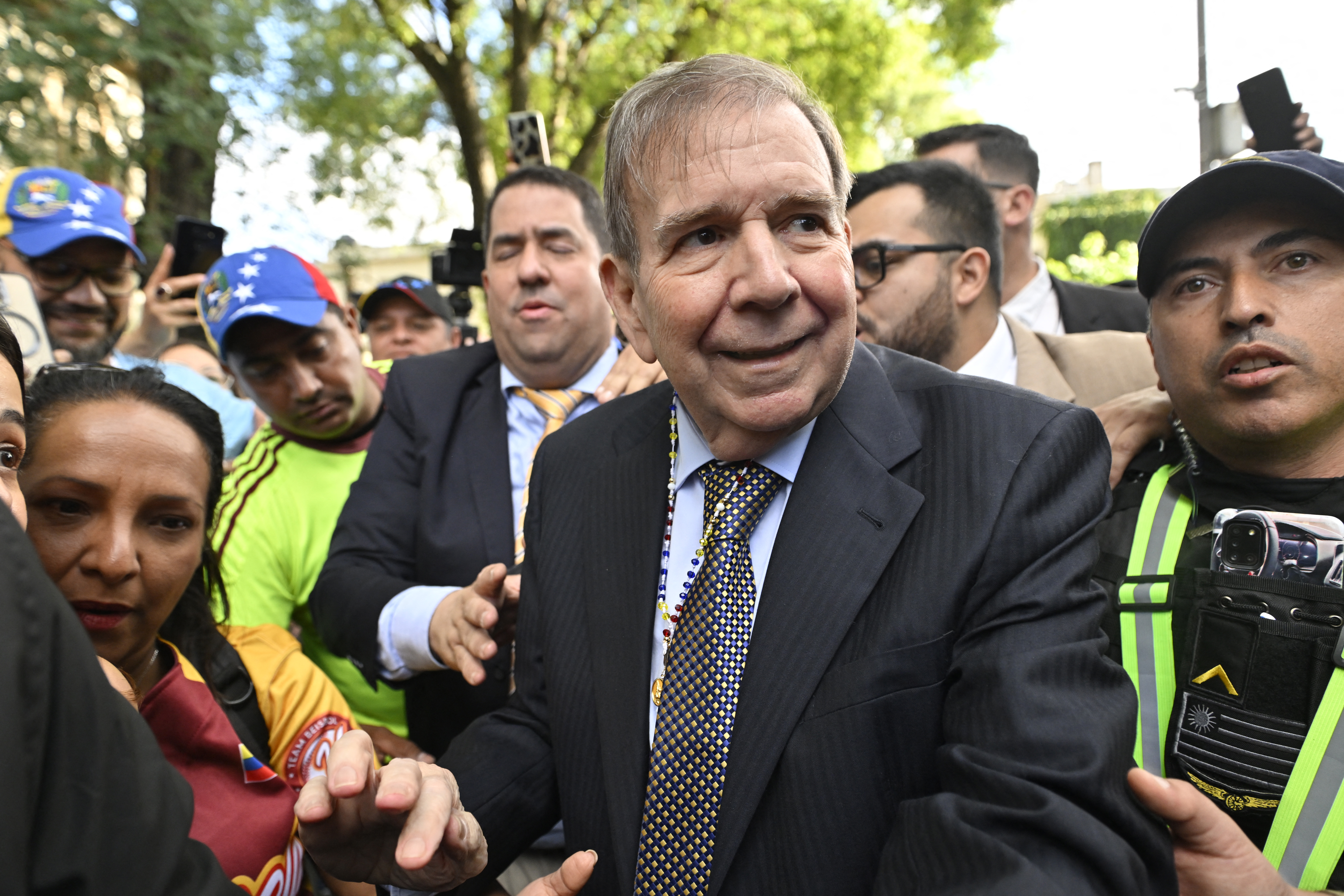 El líder de la oposición venezolana, Edmundo González Urrutia, saluda a sus partidarios después de una reunión con el presidente de Uruguay, Luis Lacalle Pou, en la residencia presidencial de Suárez y Reyes en Montevideo el 4 de enero de 2025. Edmundo González Urrutia viajó a Uruguay el sábado para reunirse con el presidente Luis Lacalle Pou, tras su reunión con el presidente de Argentina, Javier Milei, en una gira regional para conseguir apoyo antes de la juramentación del presidente Nicolás Maduro para un tercer mandato. (Foto de Santiago Mazzarovich/AFP)