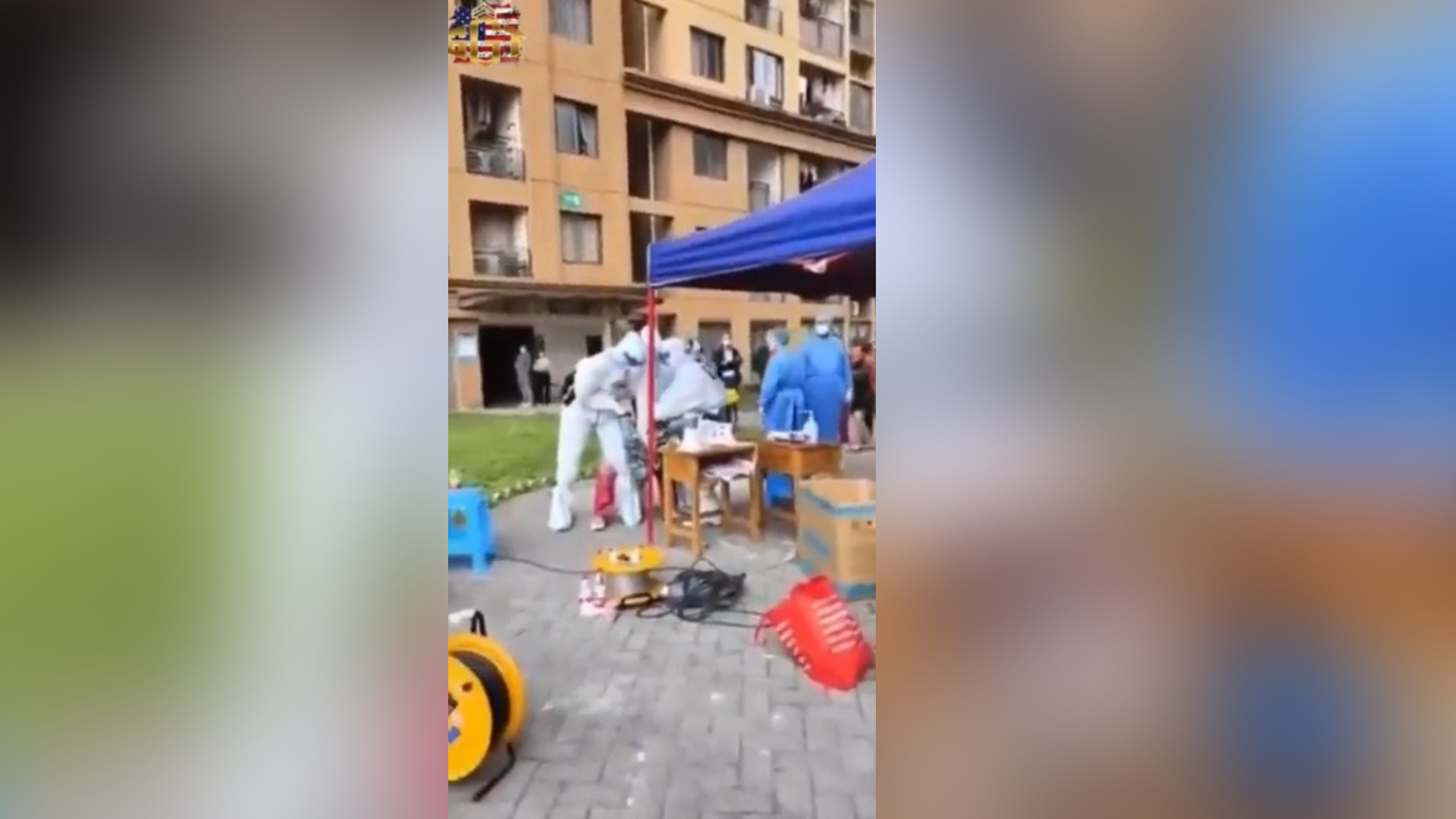 Un video muestra a una mujer siendo forzada a tomarse una prueba anal de covid en China.