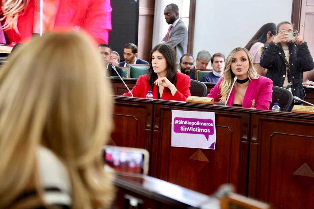 Lorena Beltrán y Elizabeth Loaiza en el debate del Proyecto de Ley que penaliza el uso de biopolímeros en Colombia.