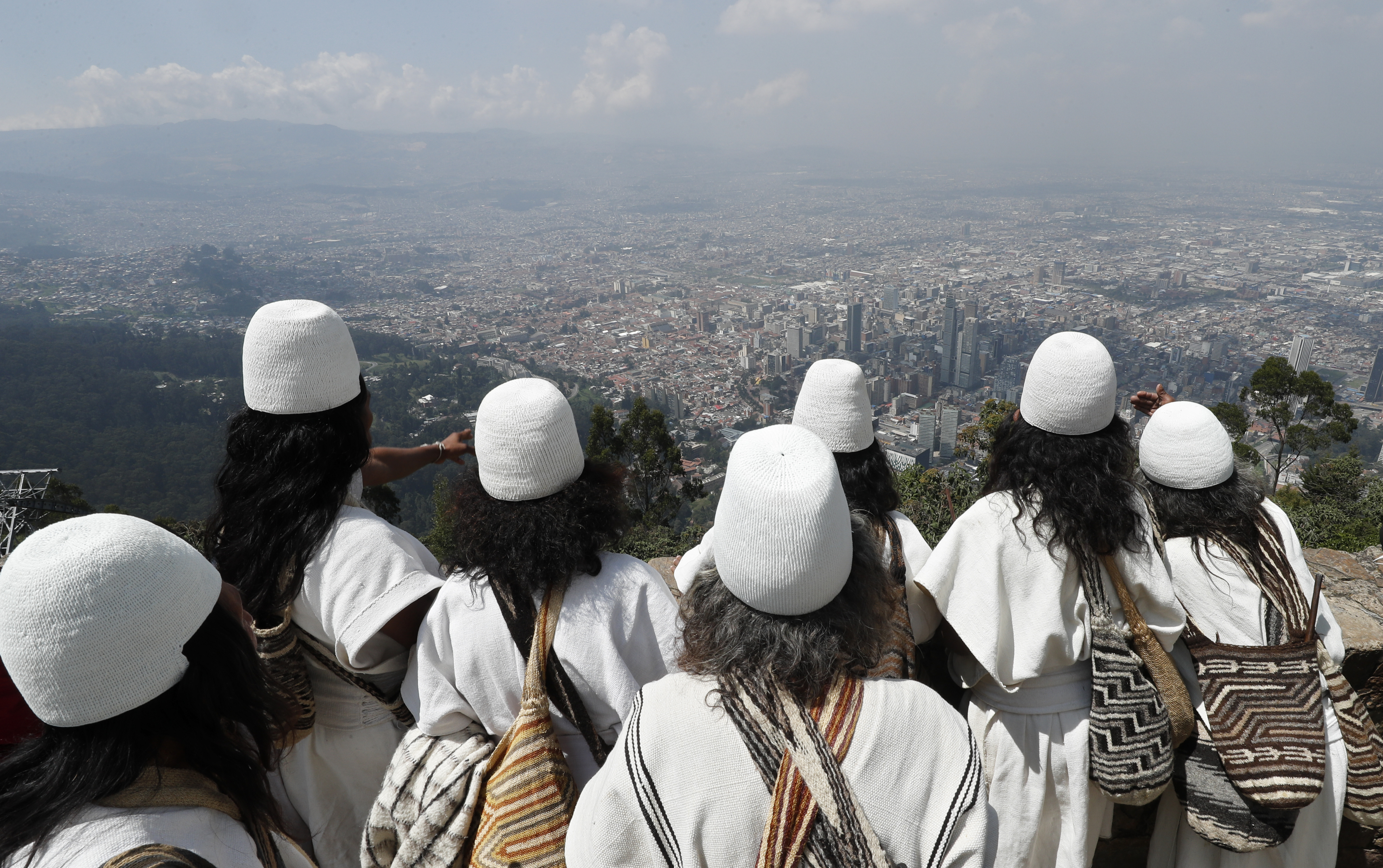 Líderes arhuacos Mamus y Ati Mamas de la Sierra Nevada de Santa Marta realizaron un Pagamento en el cerro de Seykundwa (Monserrate) la cumbre mayor de Bogotá.  Foto: Guillermo Torres 