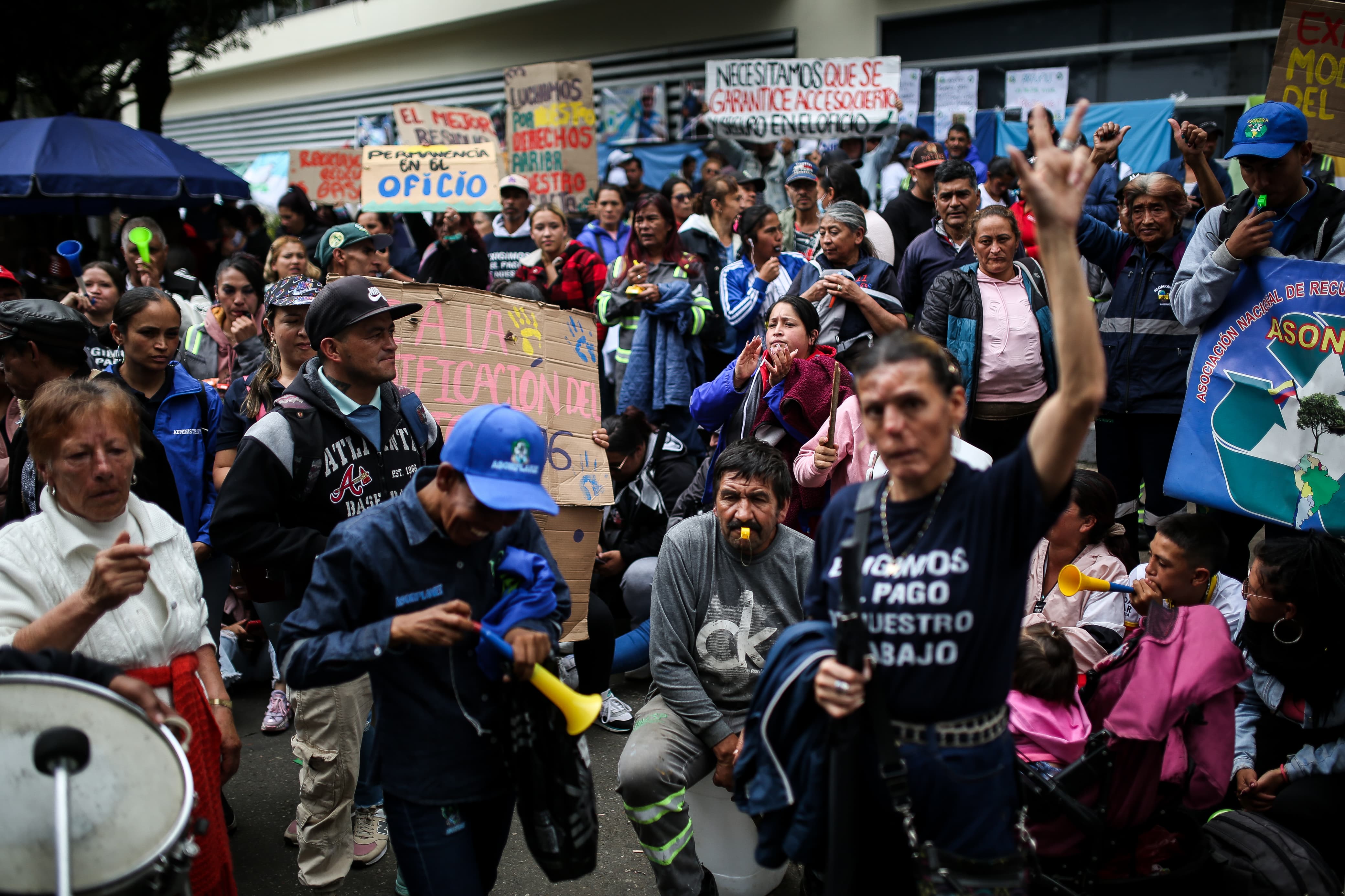 500 recicladores de oficio de Bogotá protestaron frente a las instalaciones de la Comisión de Regulación de Agua Potable, CRA, para exigir mejores condiciones que dignifiquen su oficio