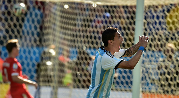 Di María, que estás en los cielos. Ángel Di María celebra después de meterle a Suiza un gol agónico, a dos minutos de los penaltis. Foto: AFP.