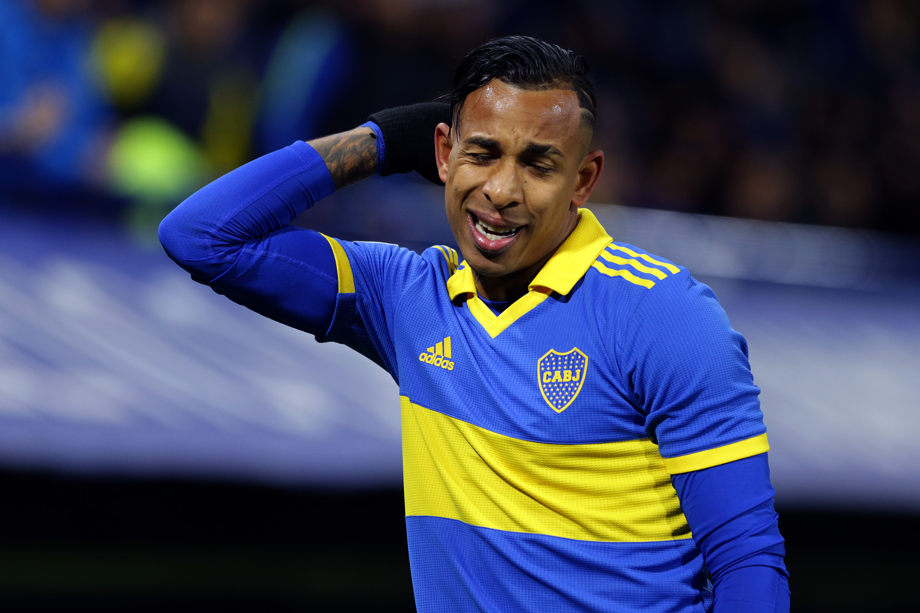 Sebastián Villa  fue acusado el 27 de abril de 2020 por agresión a su expareja Daniel Cortés.