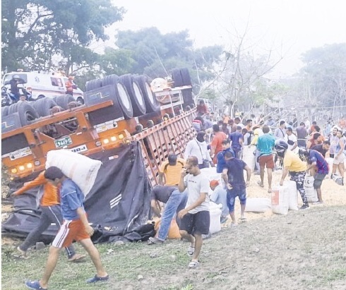 El hecho quedó grabado en video que fue compartido por usuarios de las redes sociales y en el que se puede ver, el automotor siniestrado y a personas que aprovechan para robar los bultos de maíz.