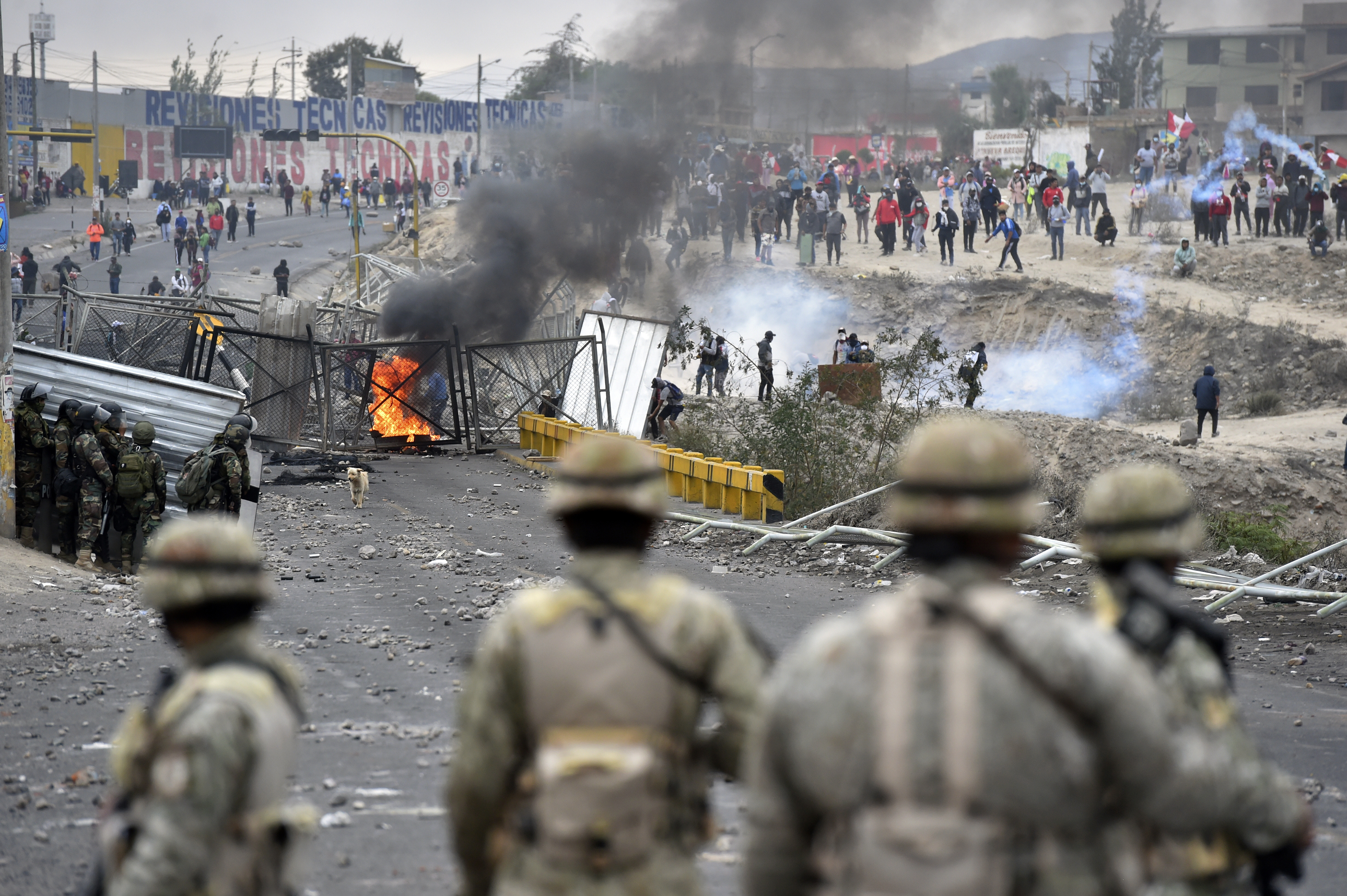Soldados chocan con manifestantes antigubernamentales que exigen la renuncia de la presidenta Dina Boluarte, la liberación del derrocado presidente Pedro Castillo y elecciones inmediatas, afuera del aeropuerto Alfredo Rodríguez Ballón en Arequipa, sur de Perú, el viernes 20 de enero de 2023. (AP Photo/Jose Sotomayor)