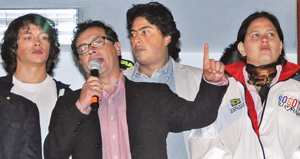  Nicolás Petro Burgos se volvió el escudero de su papá en el Palacio Liévano y, aunque no tenía cargo oficial, permanecía junto a él. Si algo disfrutaba, era el reflejo de las luces y las cámaras. Incluso, lo acompañó en el balcón cuando el entonces alcalde fue destituido por decisión de la Procuraduría de Alejandro Ordóñez. 