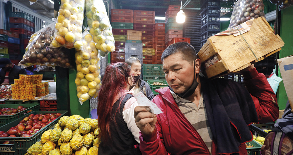    Los comerciantes de alimentos aseguran que las ventas bajaron desde septiembre de 2021 cuando las familias empezaron a sentir con más fuerza los aumentos en los costos de la canasta familiar.