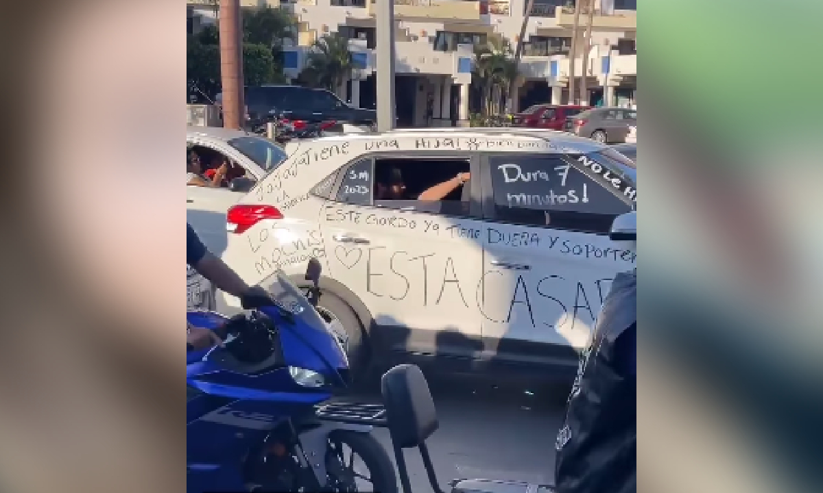 Los mensajes que plasmó en el carro la mujer celosa despiertan burlas en redes sociales.