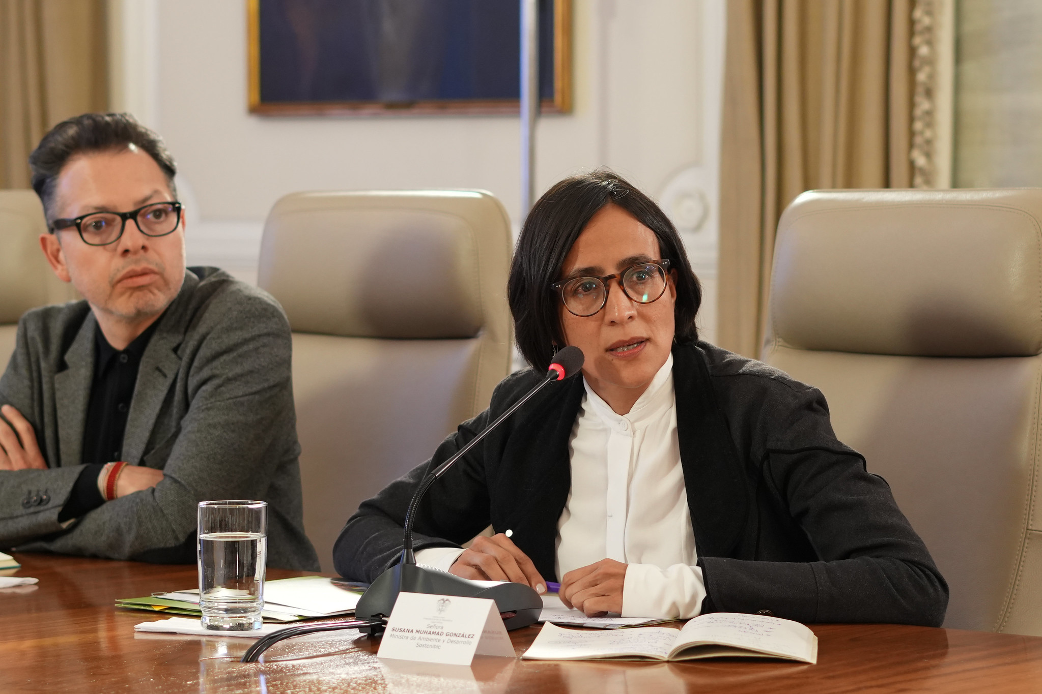 Juan David Correa en el consejo de ministros adelantado en Bogotá el 4 de febrero de 2025. Al lado, Susana Muhamad, ministra de Ambiente| Foto: Andrea Puentes y Ovidio González - Presidencia de la República