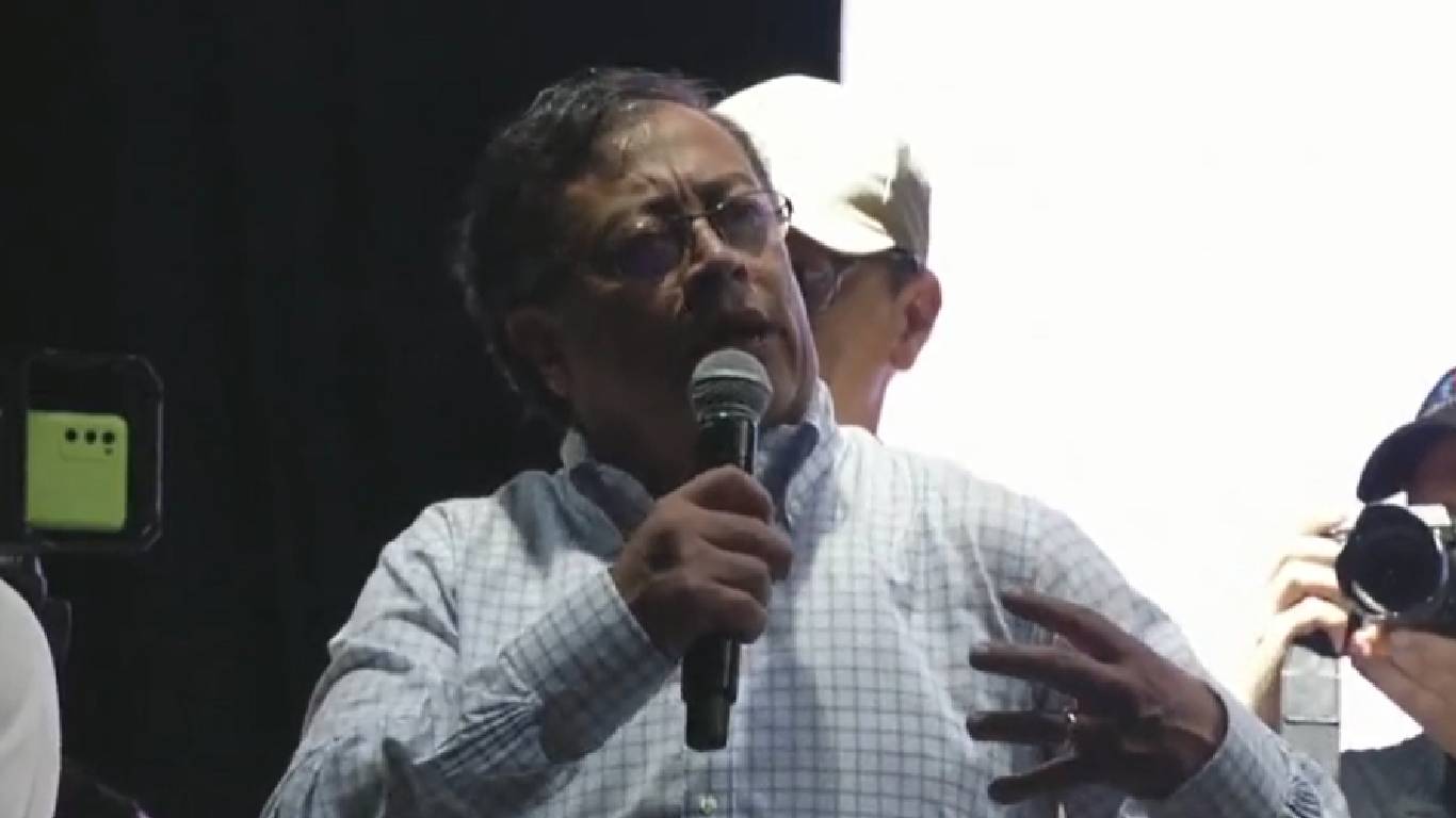 Gustavo Petro habló en Medellín sobre los resultados de la encuesta del Centro Estratégico Latinoamericano de Geopolítica. Foto: Facebook Gustavo Petro.