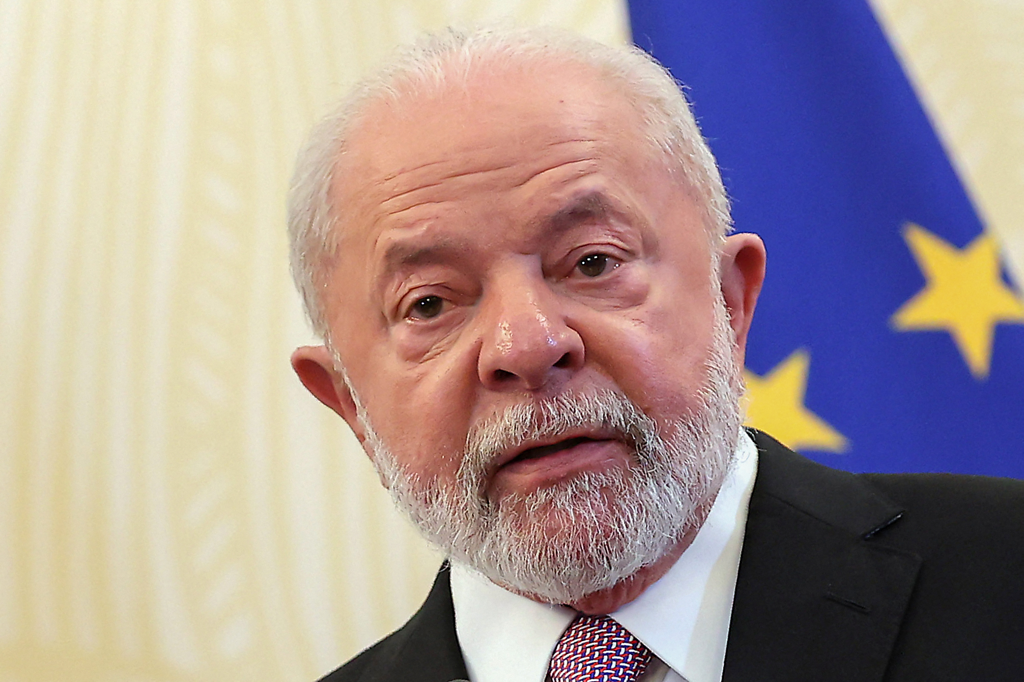 El presidente de Brasil, Luiz Inacio Lula da Silva, se dirige a los medios de comunicación durante una conferencia de prensa, el día después de la clausura de la Cumbre UE-CELAC (Comunidad de Estados Latinoamericanos y Caribeños) en Bruselas el 19 de julio de 2023. Foto: AFP
