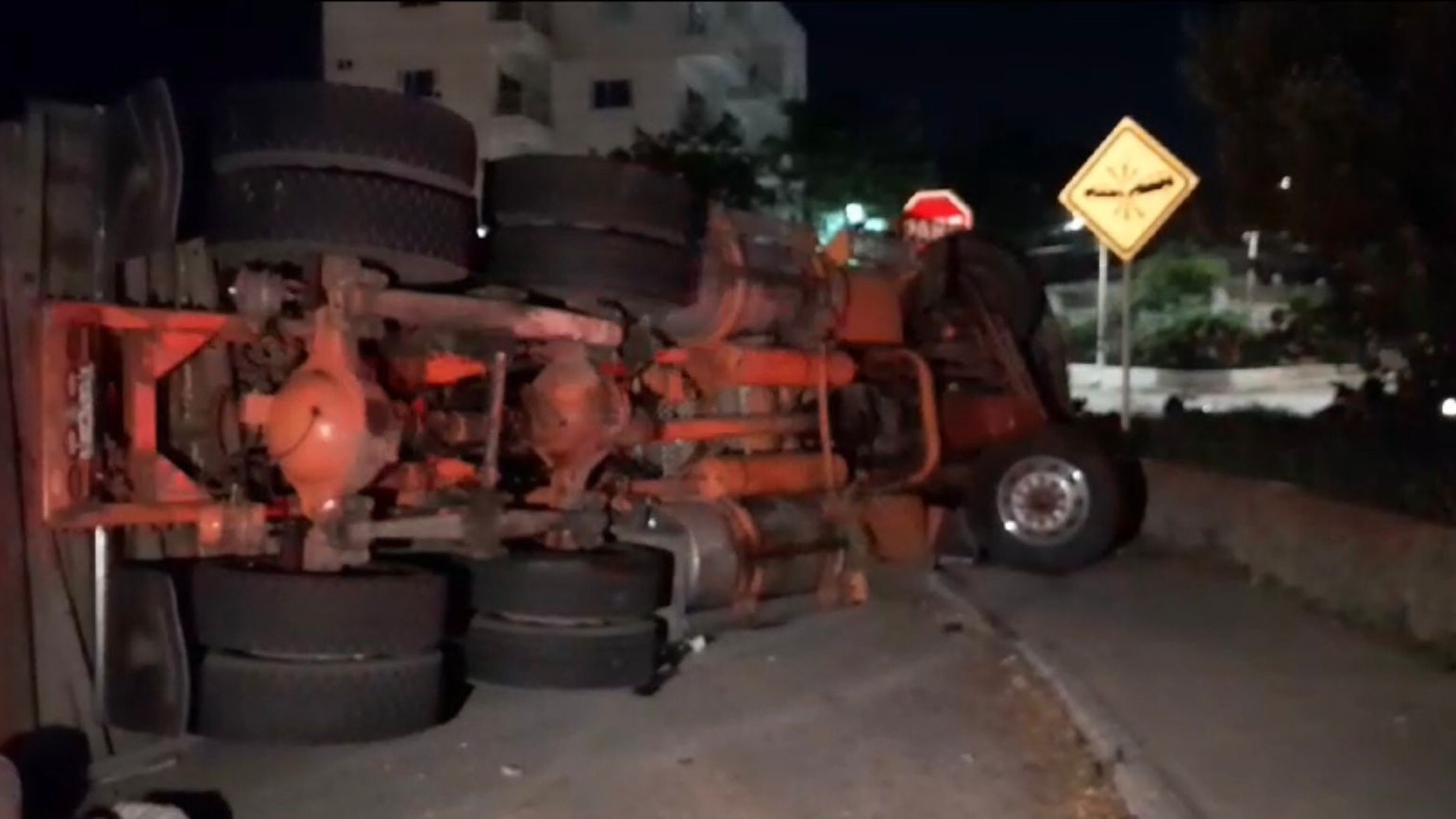 Tractomula volcada en Cartagena