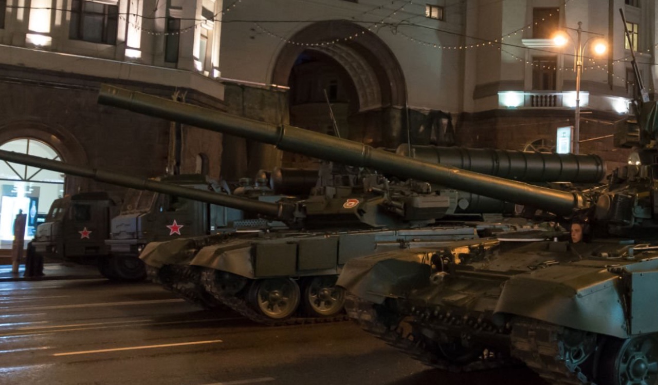 Tanques rusos en las calles de Moscú, demostrando el arsenal bélico con el que cuenta esa nación.