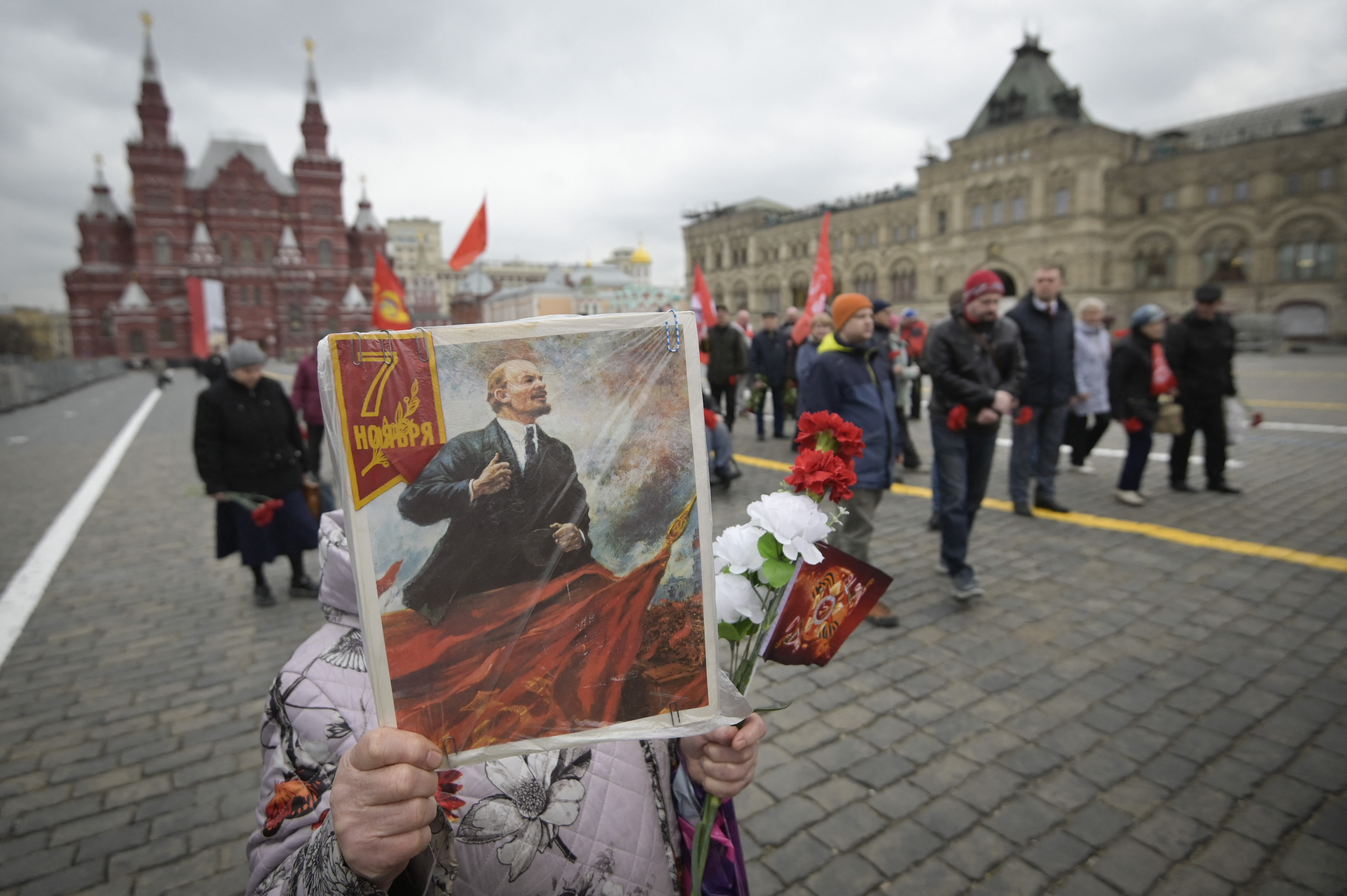 Miembros del partido comunista se reunieron a celebrar el natalicio de Vladimir Lenin (Photo by Natalia KOLESNIKOVA / AFP)