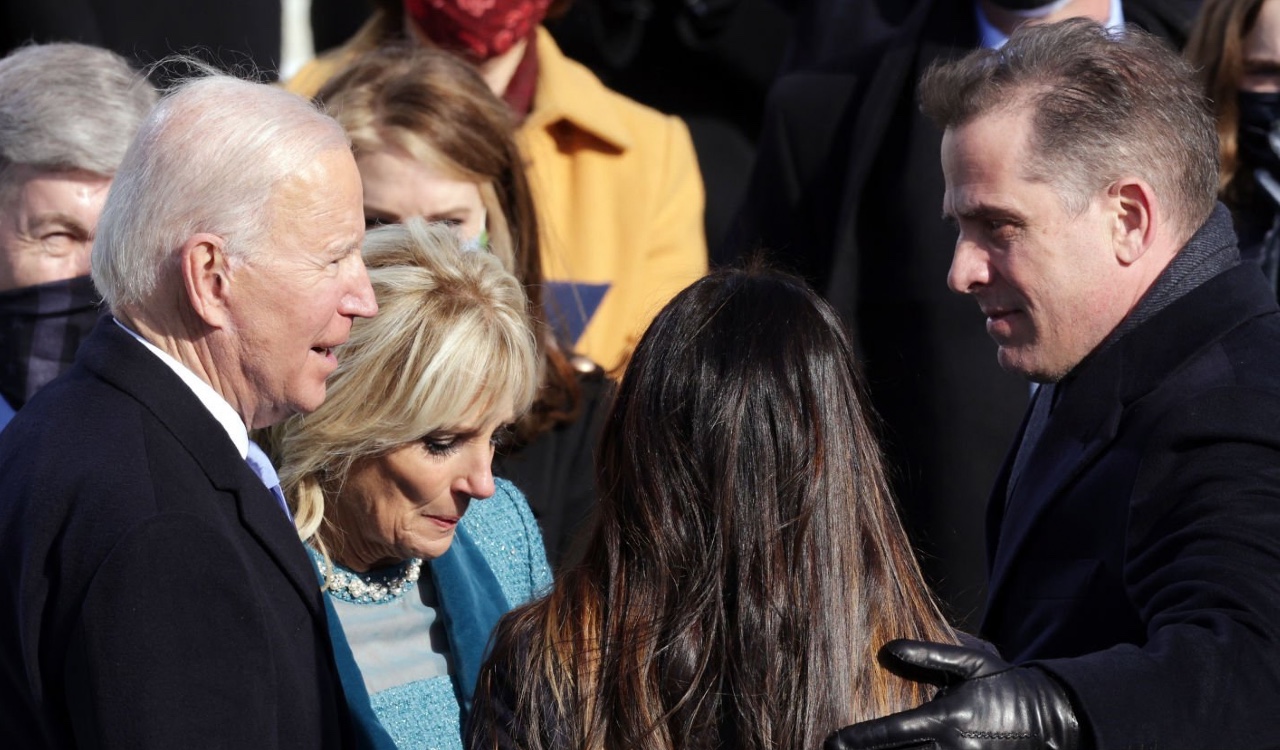 El presidente de Estados Unidos, Joe Biden (I) y su hijo Hunter Biden (D)
