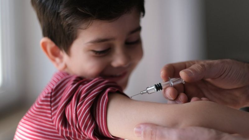 La vacuna contra el sarampión evita la infección de esta enfermedad.