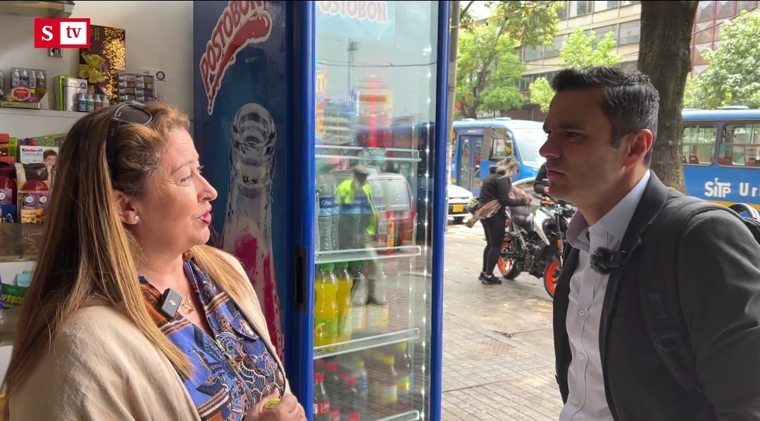 Captura de pantalla. Juan Diego Alvira dialoga con una tendera.