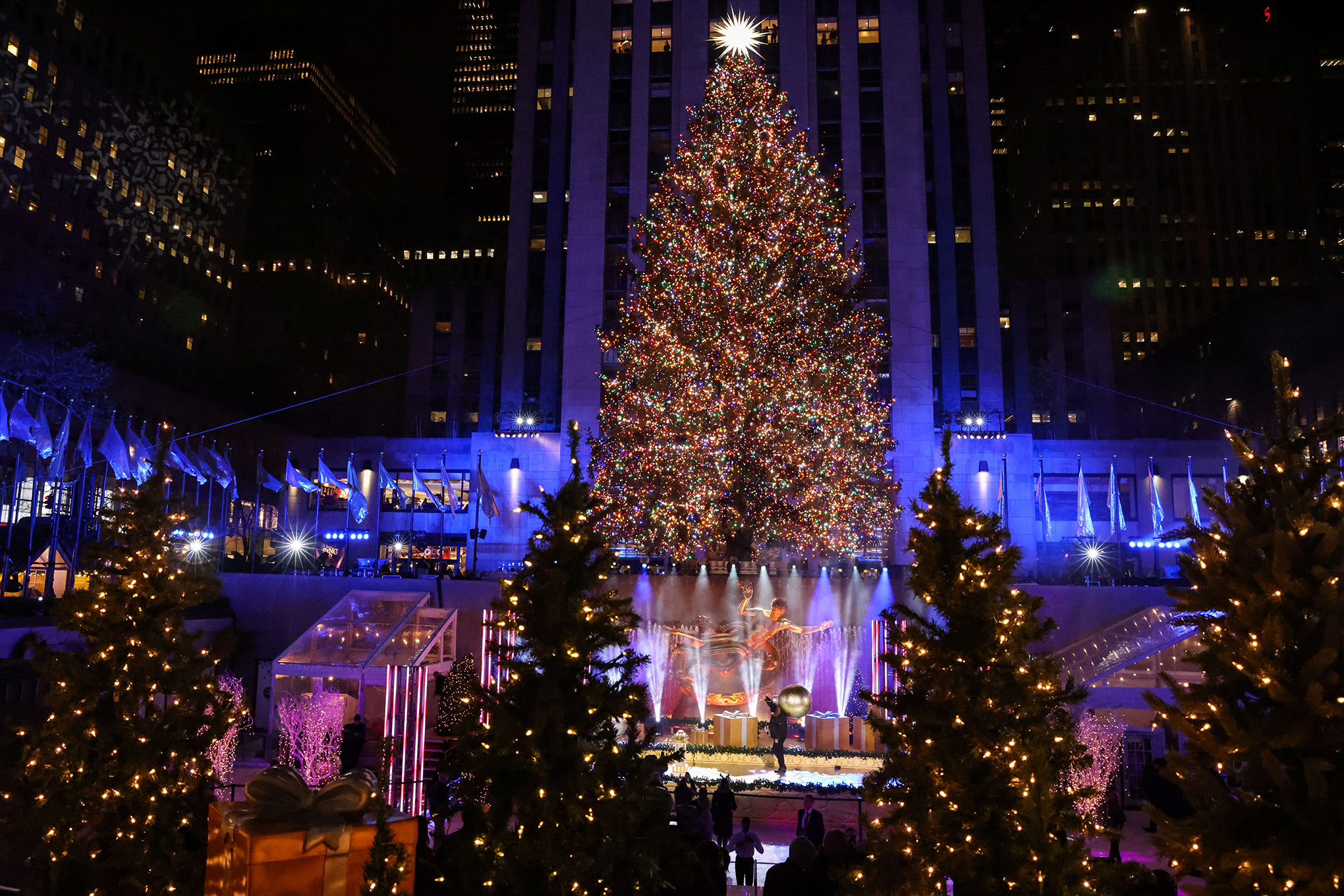 La gente despeja el escenario después de la 89a iluminación del árbol de Navidad del Rockefeller Center en la ciudad de Nueva York, Estados Unidos. Foto REUTERS / Caitlin Ochs