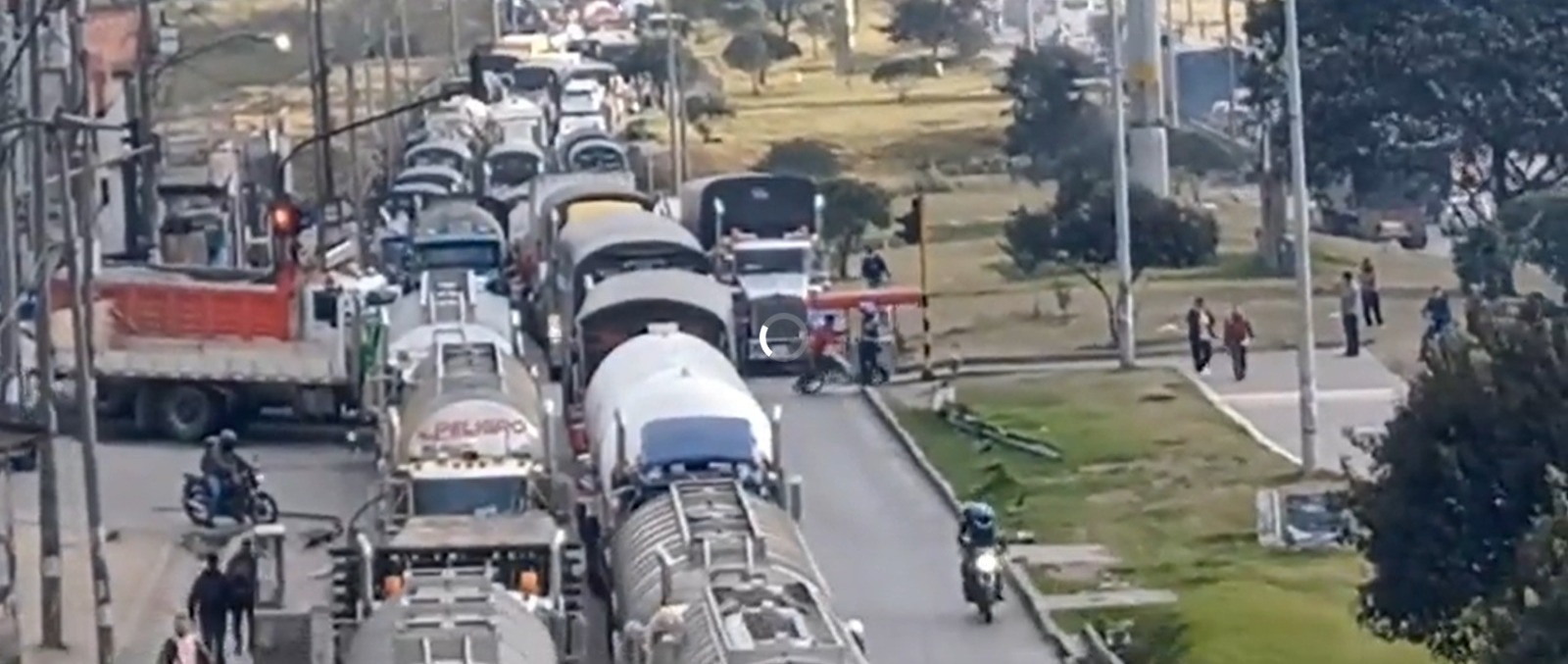 Denuncian represamiento de vehículos por cierres en la vía al Llano.