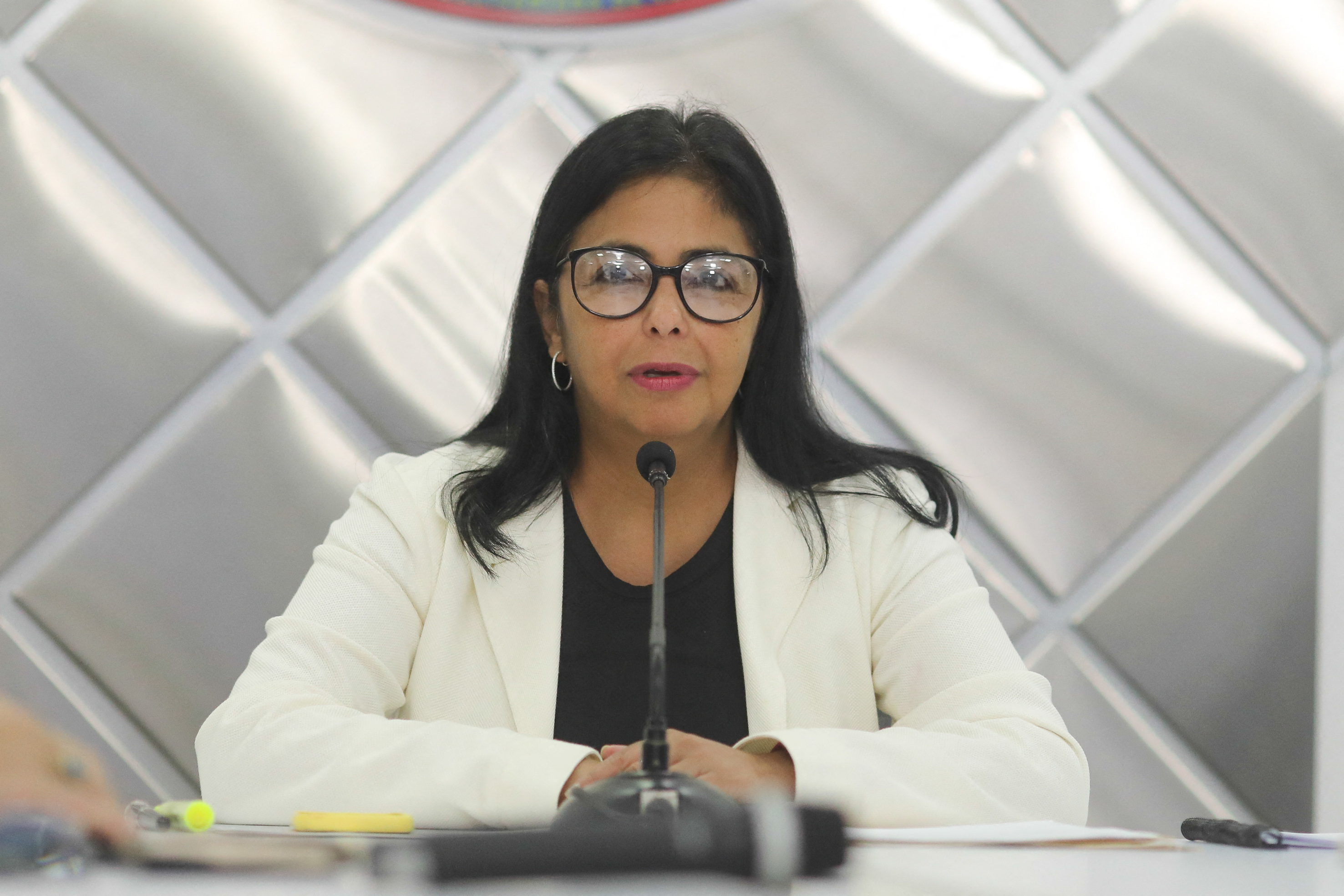 Esta fotografía divulgada por la Presidencia venezolana muestra a la vicepresidenta Delcy Rodríguez hablando durante una conferencia de prensa sobre la reapertura de la frontera entre Venezuela y Colombia en Caracas, el 4 de octubre de 2021. - El gobierno venezolano anunció este lunes la "apertura comercial" de la amplia frontera terrestre con Colombia, cerrada desde 2019 en medio de una disputa política y diplomática con el país vecino. (Foto por - / Presidencia venezolana / AFP) / RESTRINGIDO A USO EDITORIAL - CRÉDITO OBLIGATORIO "FOTO AFP / PRESIDENCIA VENEZOLANA" - SIN MARKETING - SIN CAMPAÑAS PUBLICITARIAS - DISTRIBUIDO COMO SERVICIO A CLIENTES