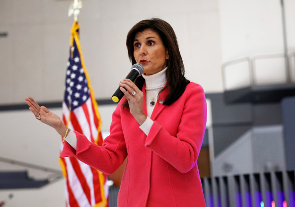 La candidata presidencial republicana, ex embajadora ante la ONU, Nikki Haley, visita un sitio de reunión en Franklin Junior High el 15 de enero de 2024 en Des Moines, Iowa.  (Foto de Anna Moneymaker/Getty Images)