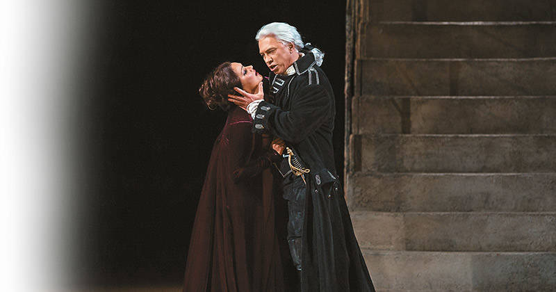 La soprano rusa Anna Netrebko y el barítono Dimitri Hvorostovsky, interpretan 'El trovador', de Guiseppe Verdi. Crédito: Marty Sohl/ Metropolitan Opera.