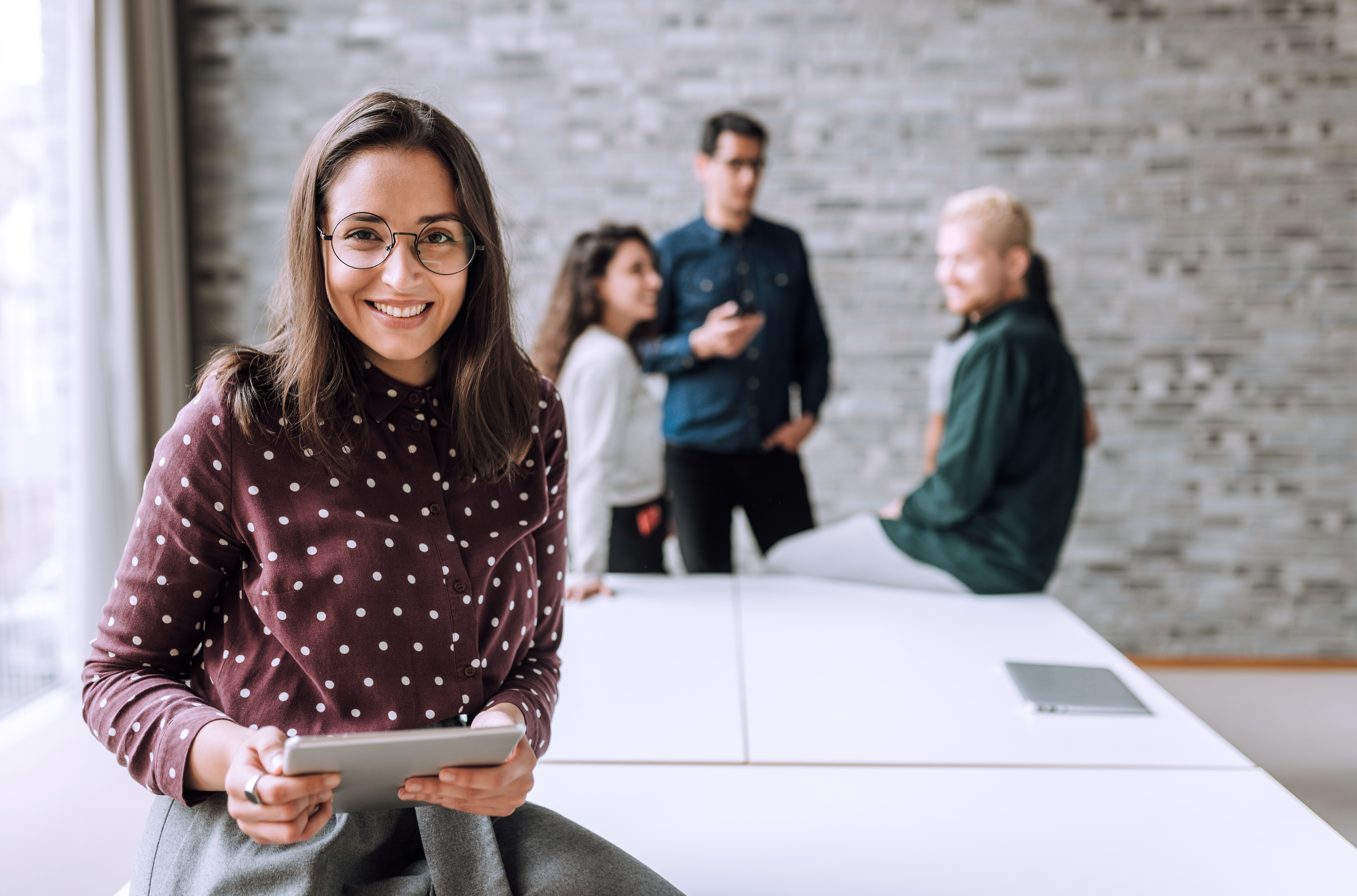 Retrato de una joven empresaria sonriente con una tableta