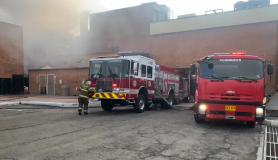 Bomberos de Bogotá atienden incendio en instalaciones policiales