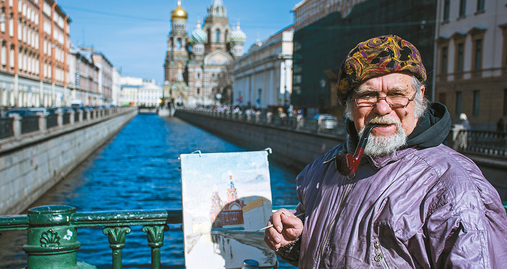 Este es Eugen, un pintor ruso desconocido, de talento y simpatía inigualables. Ha vivido siempre en San Petersburgo, pintando a su musa, la Iglesia del Salvador. Al contarle que era uruguaya, levantó la cabeza, guardó silencio y, luego, me dijo: “Mi sueño siempre fue recorrer el mundo. Quizás en otra vida me sea posible”. Fue el inicio del viaje en un tren que creó la Corona Imperial de Rusia (el primer pasajero viajó en 1837).
